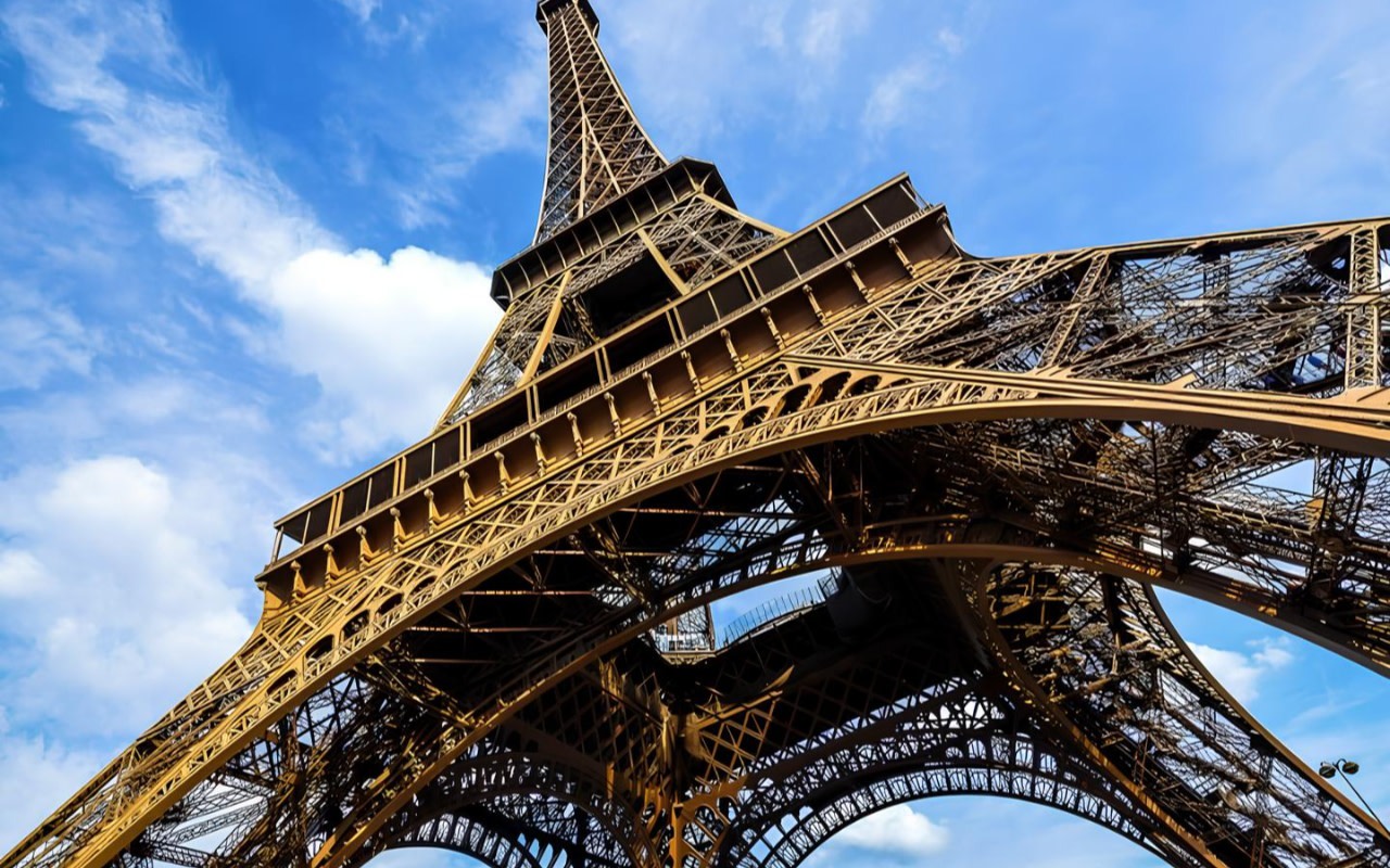 Eiffel Tower Sightseeing Tour with Optional Summit Access in Paris