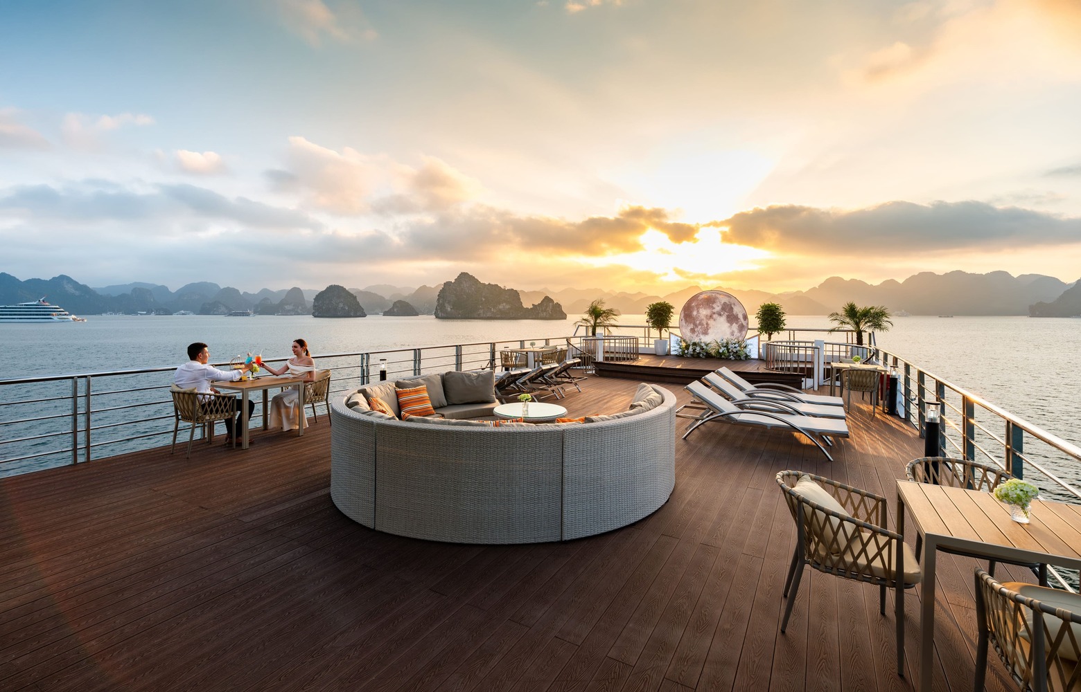 日光浴甲板設有寬敞的沙發和日光躺椅,提供獨特而專屬的空間,讓您盡情放鬆並飽覽美景。 日光浴甲板設有寬敞的沙發和日光躺椅,提供獨特而專屬的空間,讓您盡情放鬆並飽覽美景。