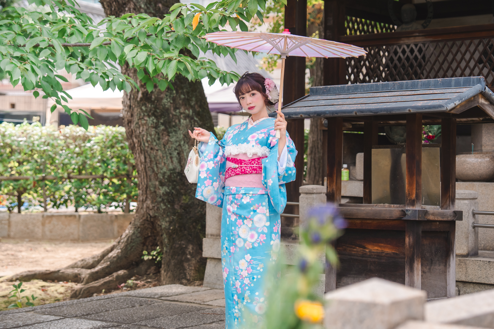 以藍色為基調的柔和色彩,襯托肌膚的明亮,呈現出不會過於甜膩的女性氣質和清純的印象,與自然風景十分相稱,是一款楚楚動人的和服款式。 以藍色為基調的柔和色彩,襯托肌膚的明亮,呈現出不會過於甜膩的女性氣質和清純的印象,與自然風景十分相稱,是一款楚楚動人的和服款式。