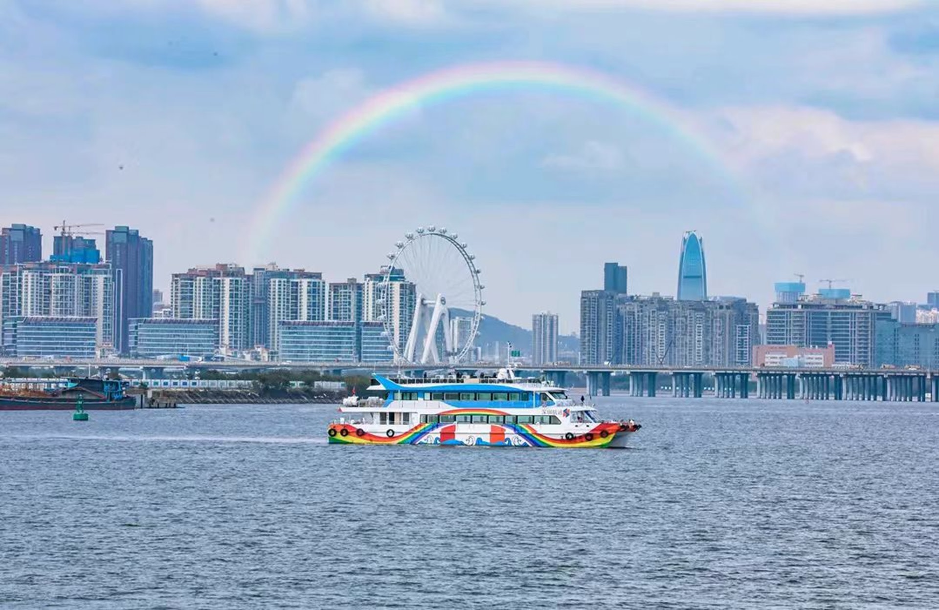 Shenzhen Rainbow Sea Cruise (Cruise around Shenzhen Bay + Enjoy the Hong Kong-Zhuhai-Macao Bridge + Unlock a new Cyber Sightseeing experience)