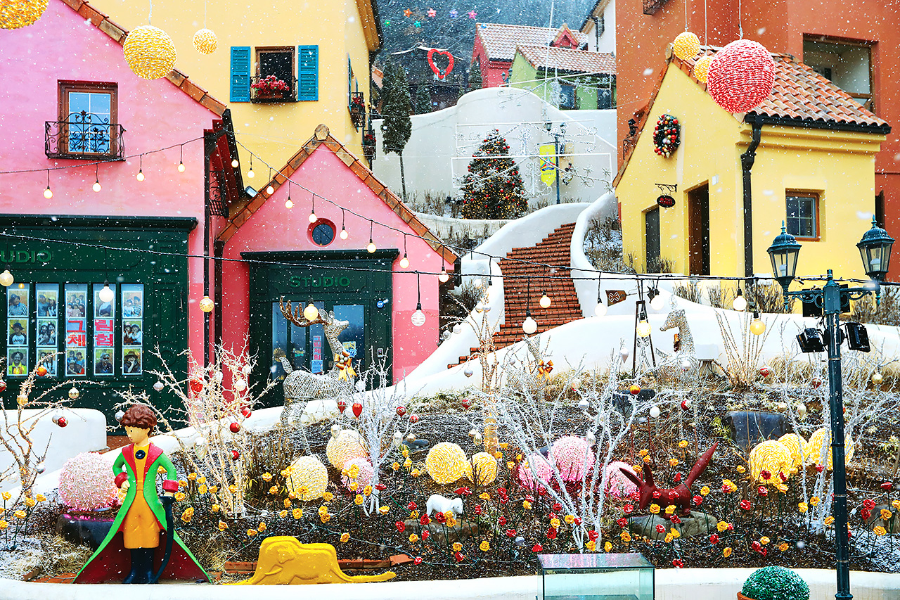 🏰 小法國村是一個迷人的文化村莊，靈感來源於一個歐洲小鎮，這裡充滿了色彩斑斕的建築、藝術展覽和有趣的景點。