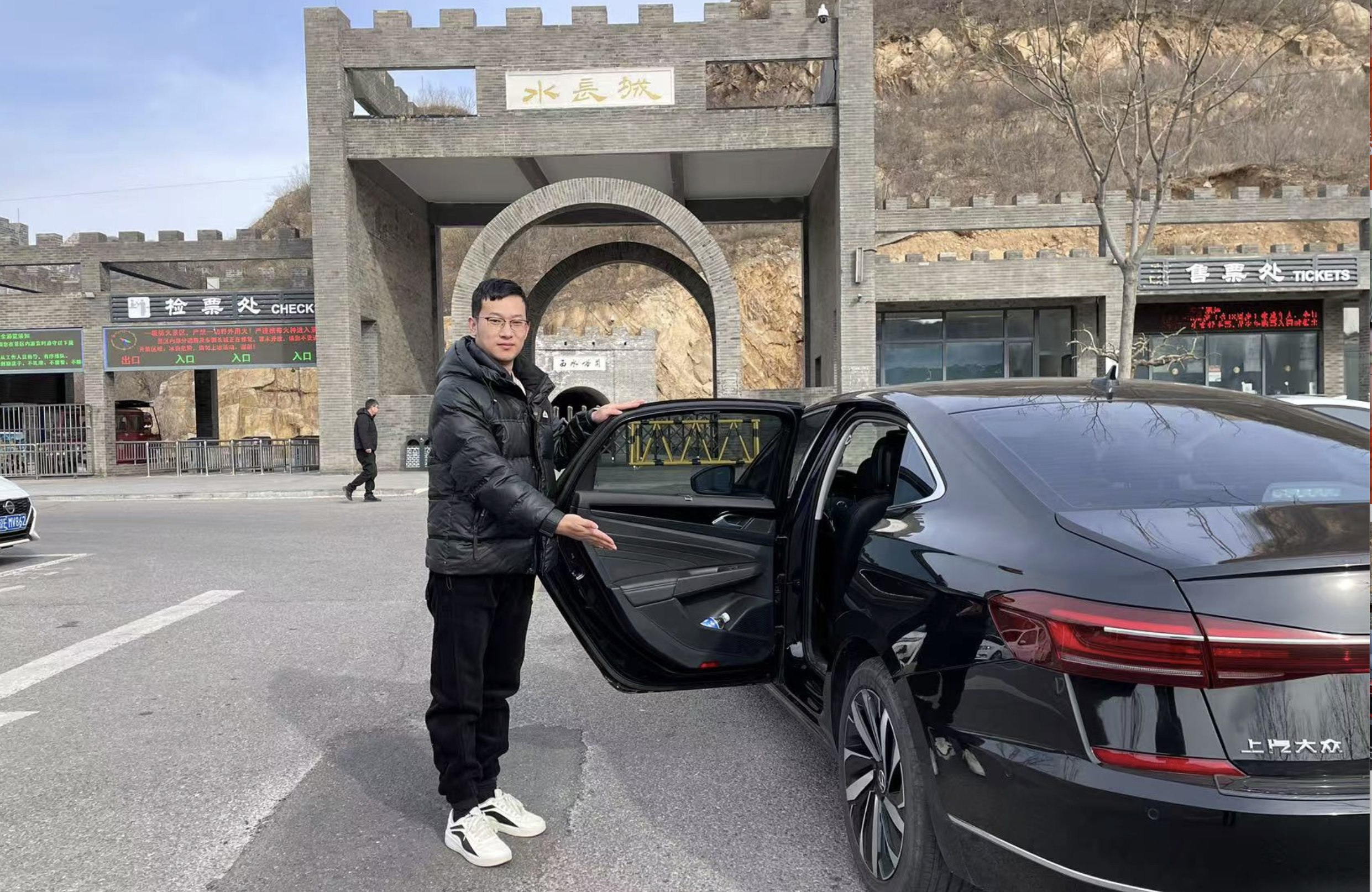 行程當日，專屬司機將準時抵達你下榻的飯店等候，無需繁瑣等待，上車即開啟一天的美好旅程 —— 從市區飯店前往慕田峪長城全程約 1.5 小時。車內早已備好免費的礦泉水與精緻小吃供您享用， 若你對當天行程有疑問，或是想提前瞭解長城遊覽技巧、周邊美食，司機也會耐心為你解答，不僅會根據你的喜好與時間，提供全天行程的靈活建議，還會分享沿途京郊的風土人情，讓這段車程不再單調。此外，車內環境潔淨無異味，你也可以靠在座椅上小憩片刻，或是欣賞窗外掠過的田園風光，輕鬆抵達目的地。