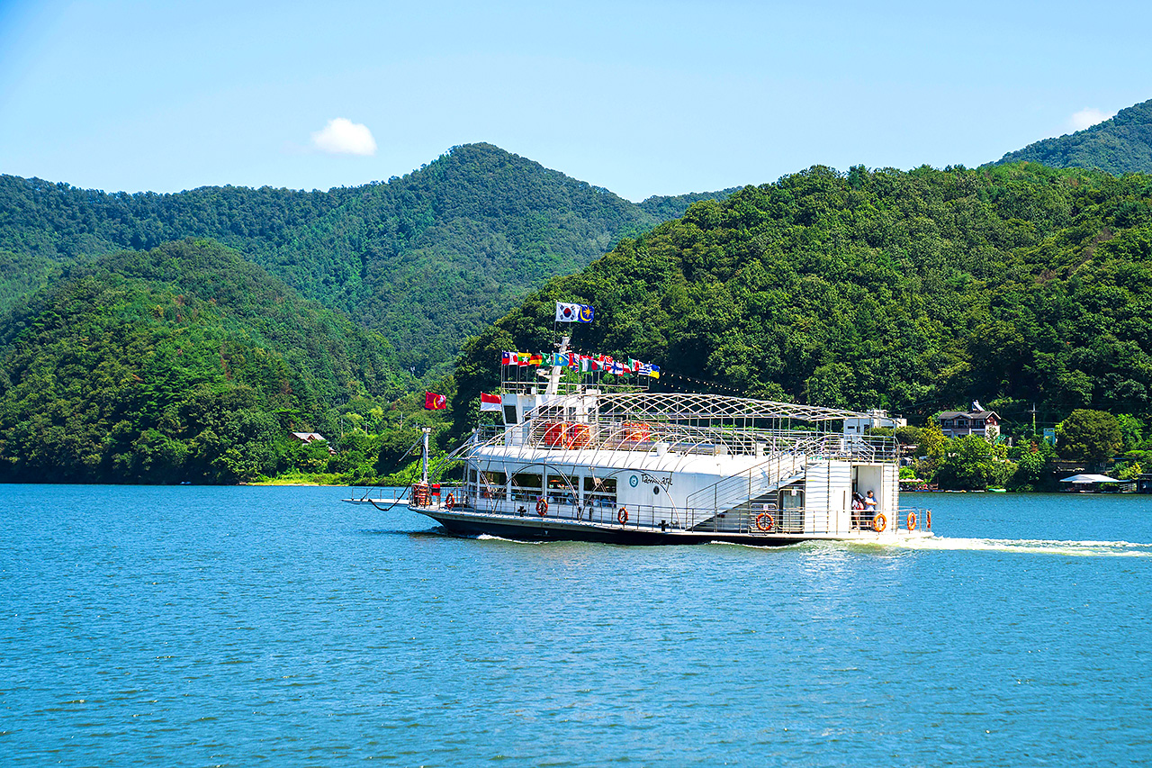 乘坐渡輪前往南怡島，每個季節都有不同的魅力。夏季，南怡島被鬱鬱蔥蔥的綠樹環繞，是休閒散步的絕佳去處。