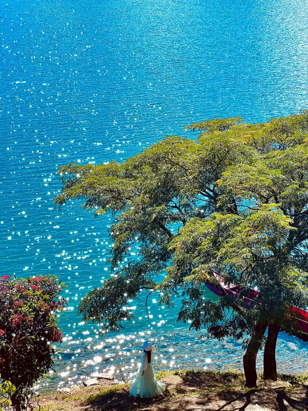 【情人灘】在瀘沽湖有兩個,一個在四川,一個在雲南。傳說中,格母女神和後龍山曾是一對戀人。然而,他們被天神施法變成了格母女神山和後龍山,只能隔海相望。每年七月十五,天神允許他們相會一次,於是他們便在情人灘相會,訴說彼此的思念。這個傳說讓情人灘更加神秘而美麗。 【情人灘】在瀘沽湖有兩個,一個在四川,一個在雲南。傳說中,格母女神和後龍山曾是一對戀人。然而,他們被天神施法變成了格母女神山和後龍山,只能隔海相望。每年七月十五,天神允許他們相會一次,於是他們便在情人灘相會,訴說彼此的思念。這個傳說讓情人灘更加神秘而美麗。