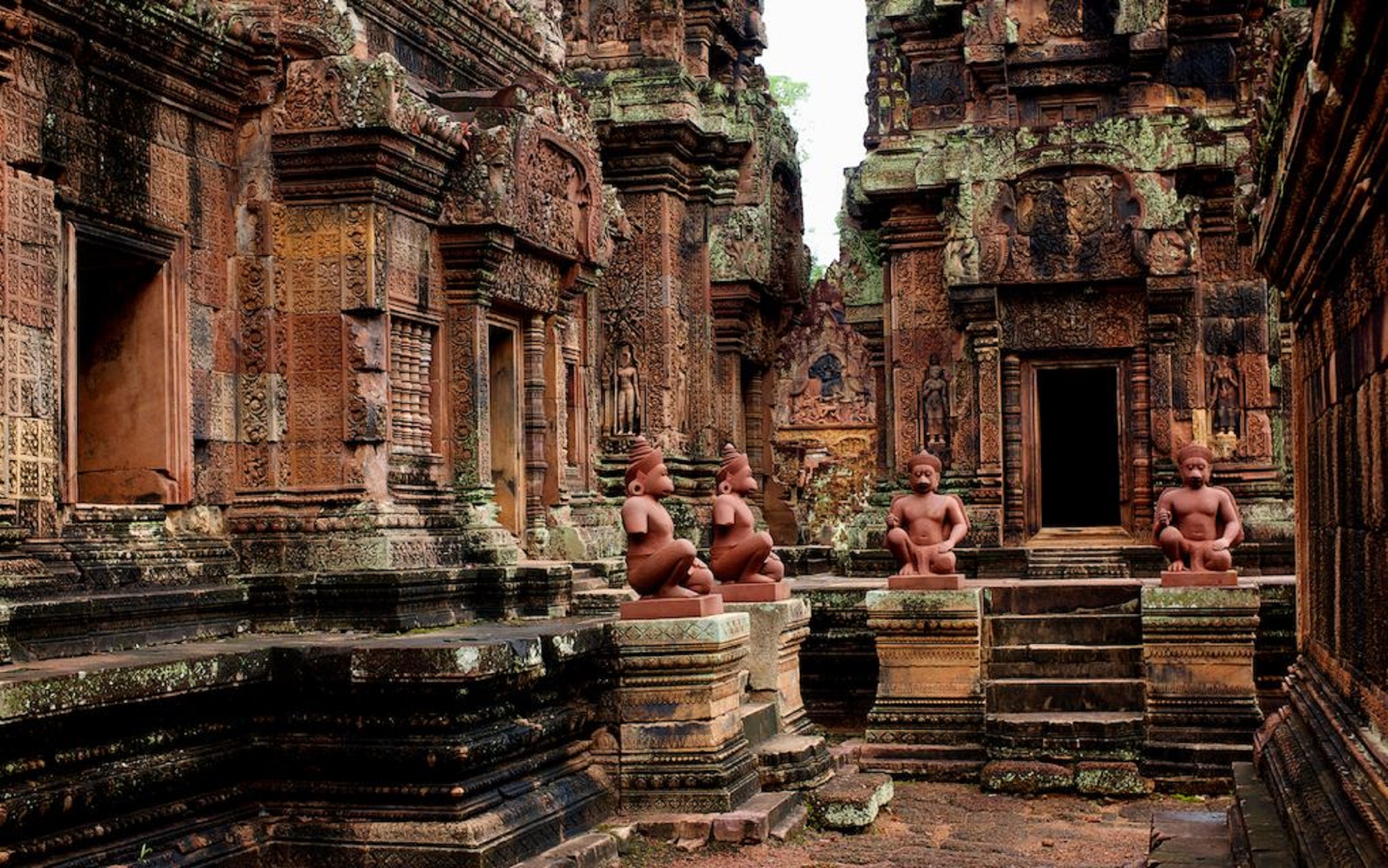 崩密列（Beng Mealea Temple）、女王宮（Banteay Srei Temple）和班提薩莫寺（Banreay Samre Temple）