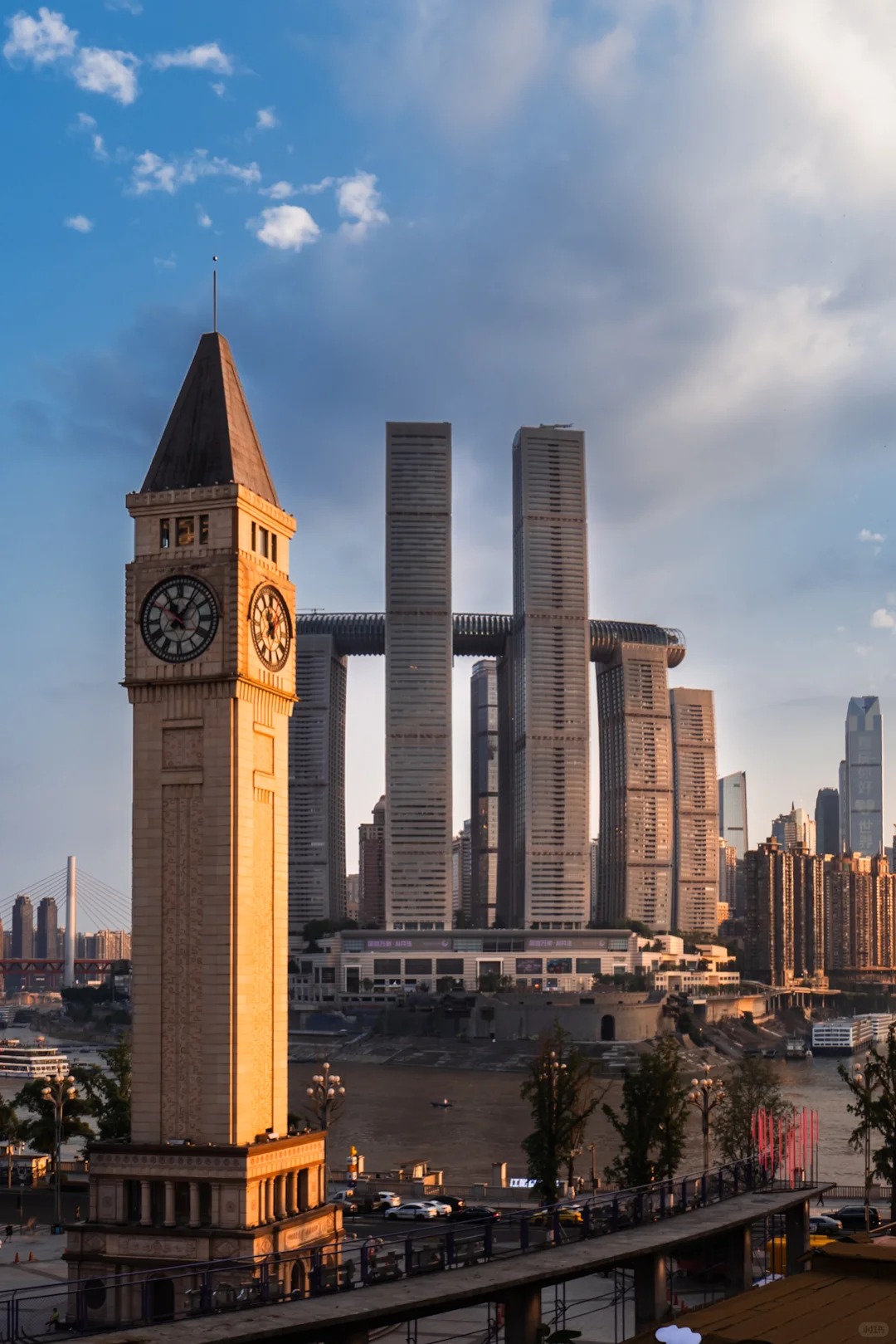 【南濱路鐘樓】地處長江與嘉陵江交匯處,與【朝天門廣場】和【重慶大劇院】隔江呼應,形成等腰三角形。遊客漫步南濱路,領略重慶繁華的夜生活,隔江眺望渝中半島夜景,拍照打卡重慶
標準性建築——朝天門 【來福士】 。 【南濱路鐘樓】地處長江與嘉陵江交匯處,與【朝天門廣場】和【重慶大劇院】隔江呼應,形成等腰三角形。遊客漫步南濱路,領略重慶繁華的夜生活,隔江眺望渝中半島夜景,拍照打卡重慶
標準性建築——朝天門 【來福士】 。