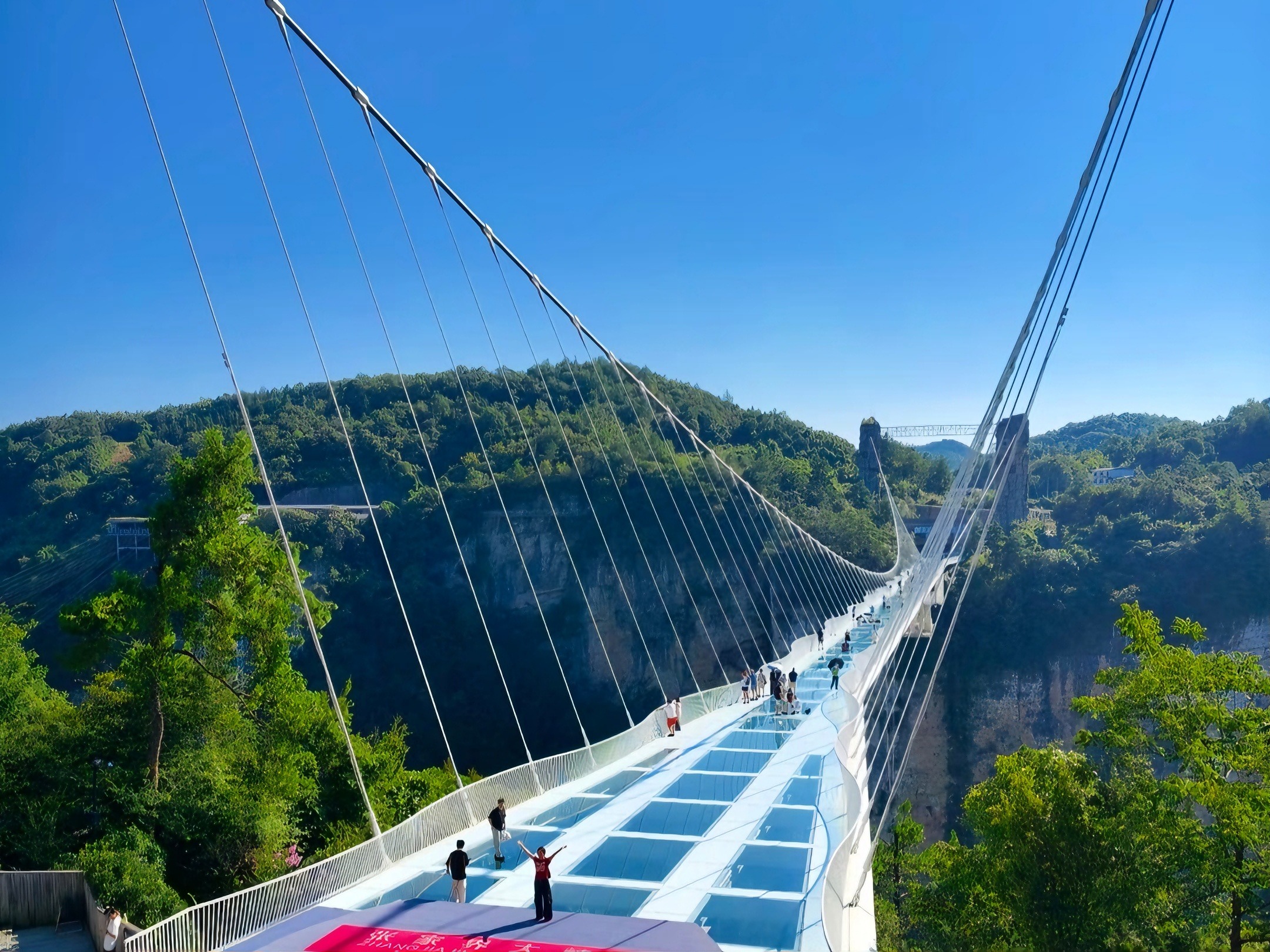 張家界大峽谷玻璃橋位於兩個高山峽谷之間,是一座大型山谷懸索橋。橋長 375 米,寬 6 米,橋面距谷底相對高度約 300 米,創造了 10 項 “世界之最”。 張家界大峽谷玻璃橋位於兩個高山峽谷之間,是一座大型山谷懸索橋。橋長 375 米,寬 6 米,橋面距谷底相對高度約 300 米,創造了 10 項 “世界之最”。