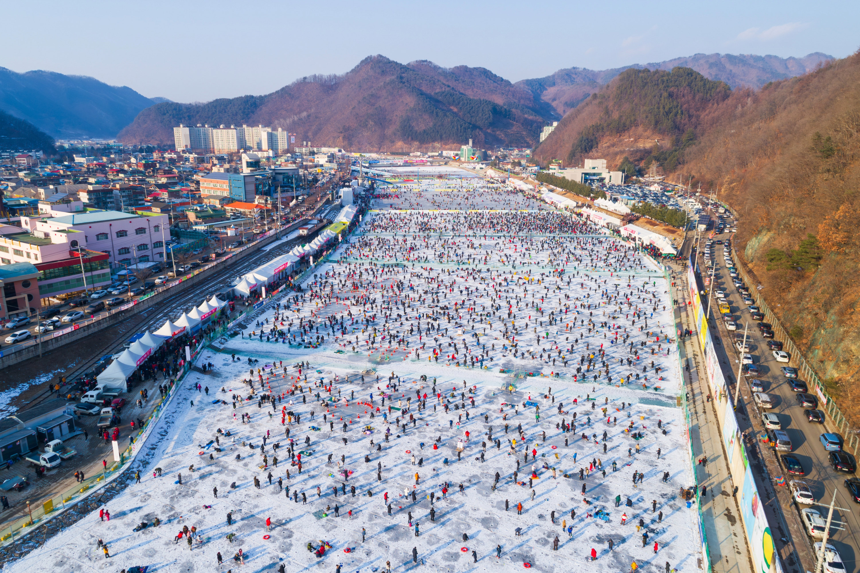 在華川的冬季仙境中，白色的冰海充滿了歡聲笑語——大自然與人類在此和諧共生。