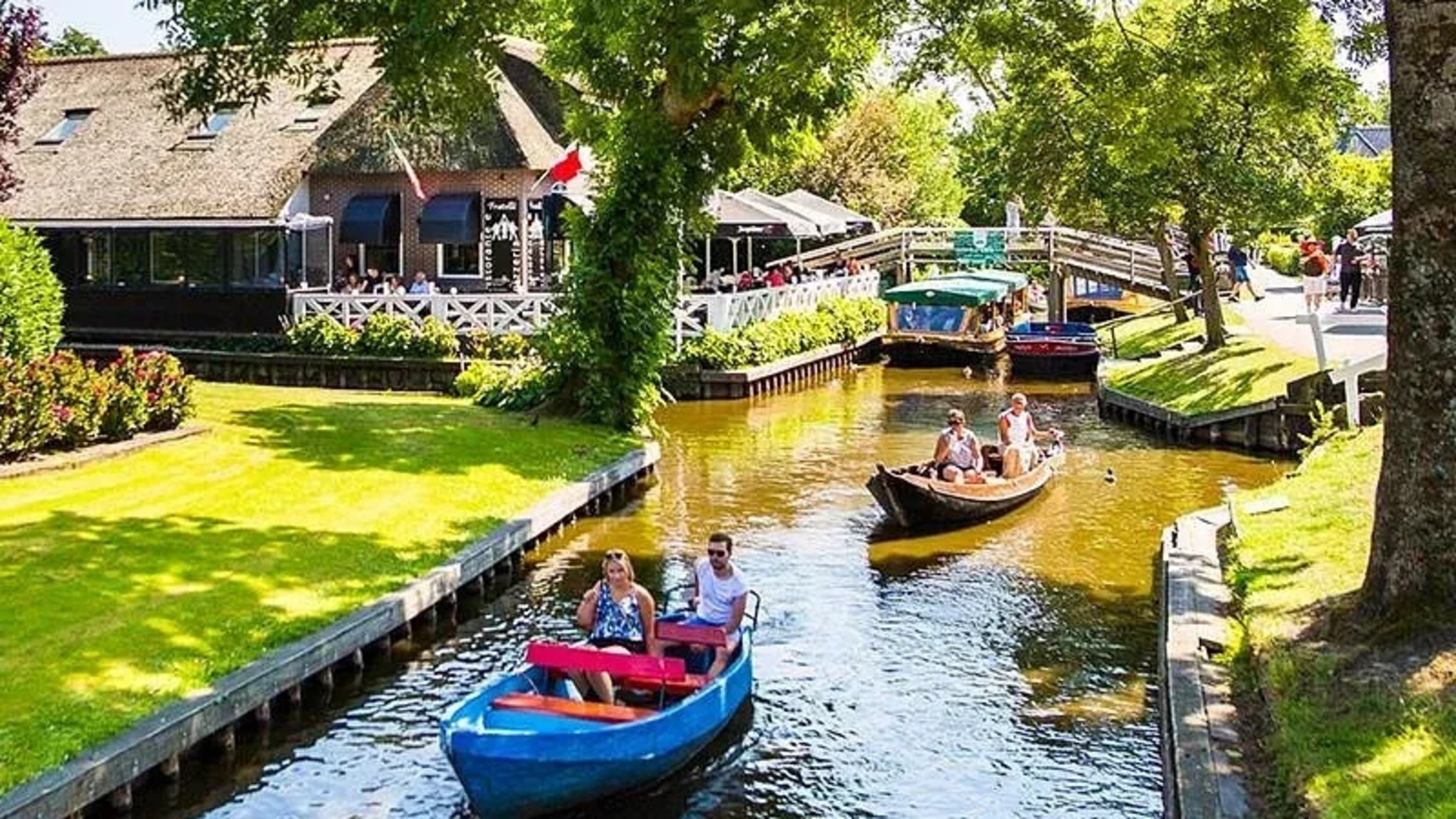 在寧靜的運河中滑行，周圍環繞著茅草小屋和盛開的花園
