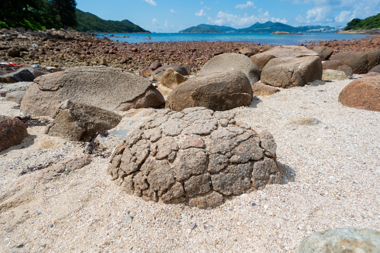 在橋咀洲登岸（約30分鐘），觀賞「菠蘿包石」,「神隱之路」連島沙洲