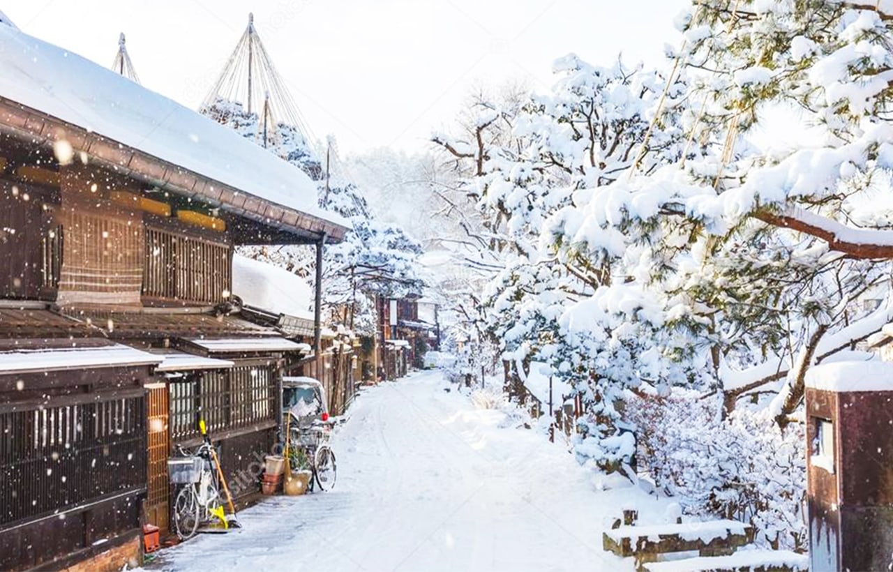踏入岐阜縣高山市古街，彷彿走進了一個銀裝素裹的夢幻世界。街道兩旁，木結構的古老建築錯落有致，它們那黑色的屋瓦和木質外牆，在白雪的覆蓋與映襯下，更顯古樸與莊重。