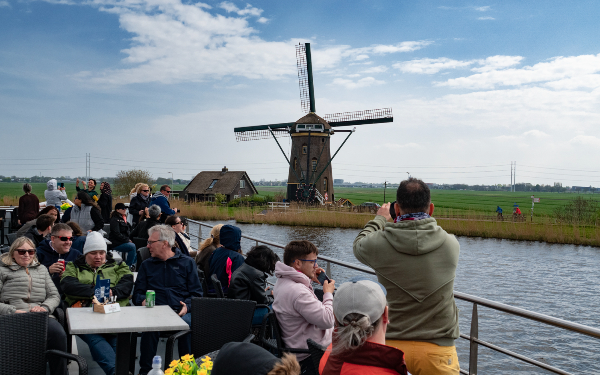 標誌性的傳統風車傲然矗立在廣闊的綠色景觀中 標誌性的傳統風車傲然矗立在廣闊的綠色景觀中