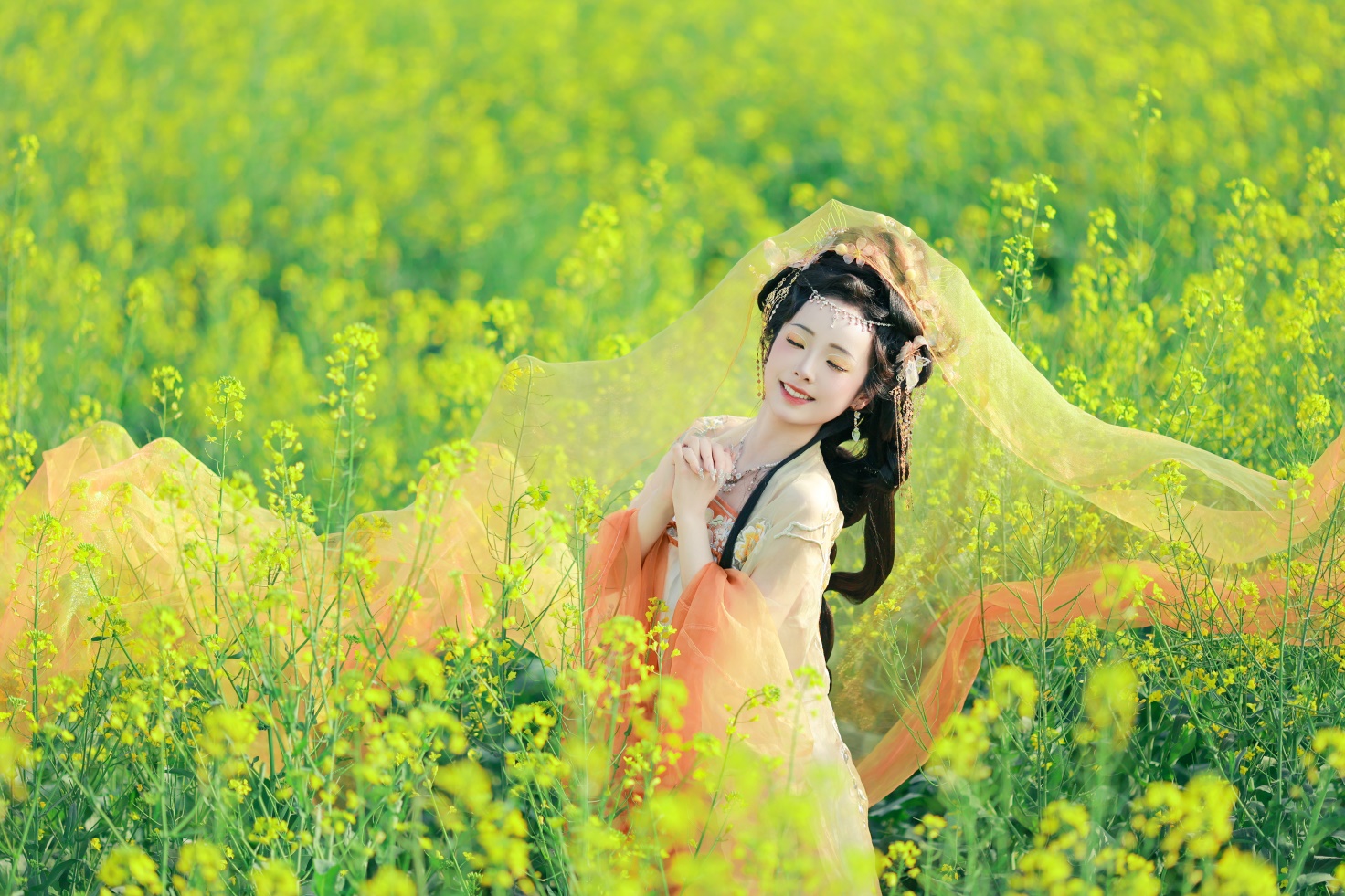 專業妝造師會根據你的漢服款式，搭配對應的古風妝容與髮型