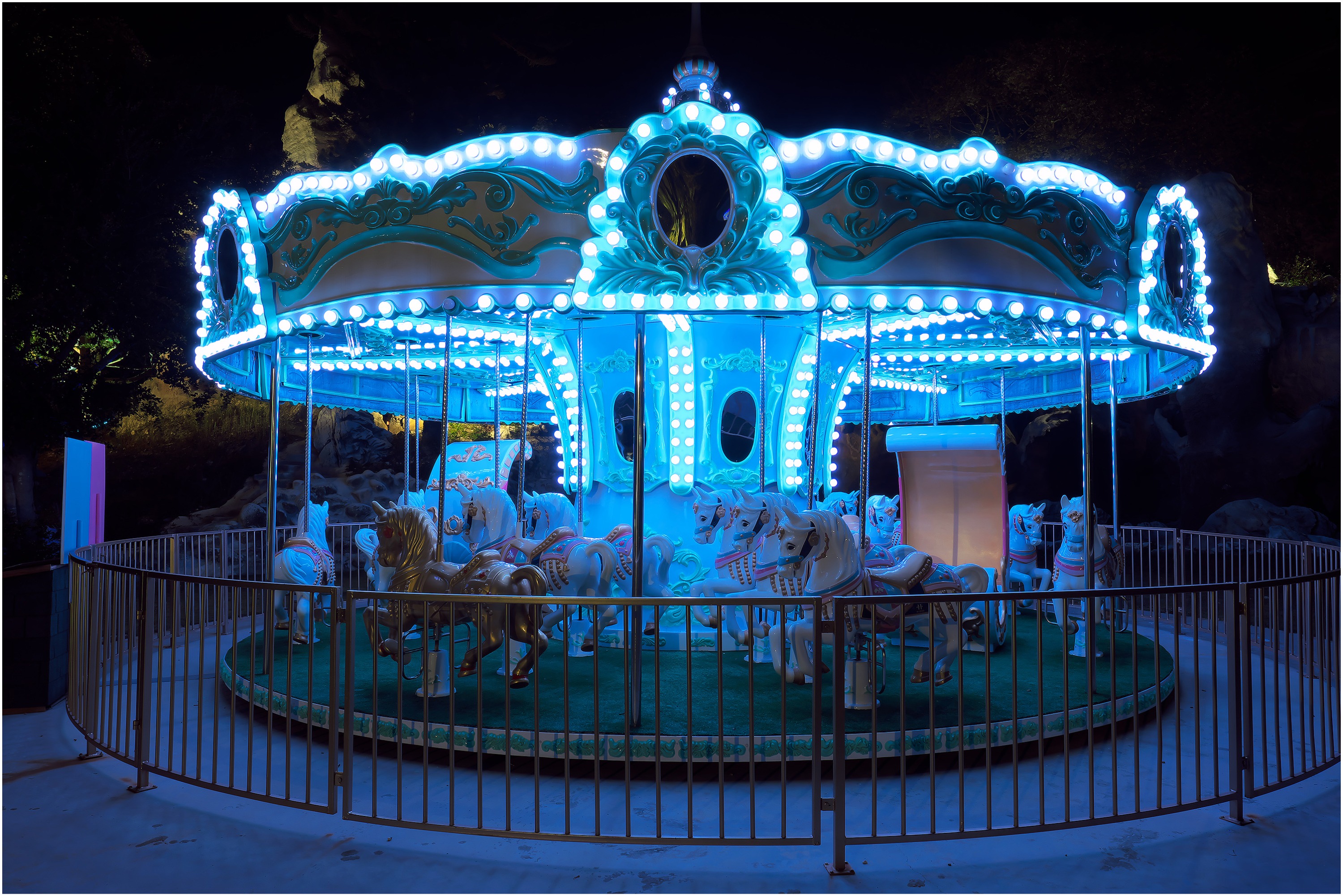 夢幻的旋轉木馬，夜間亮起浪漫燈飾，增添童話色彩