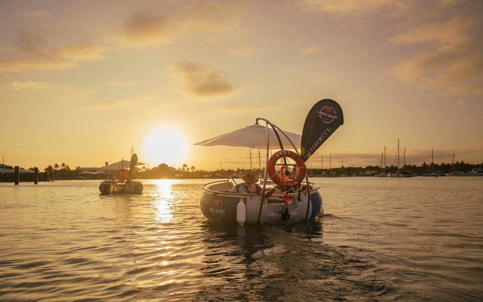 搭乘環保電動船，一邊巡航一邊享用燒烤，欣賞斐濟日落染紅天際的絕美景色