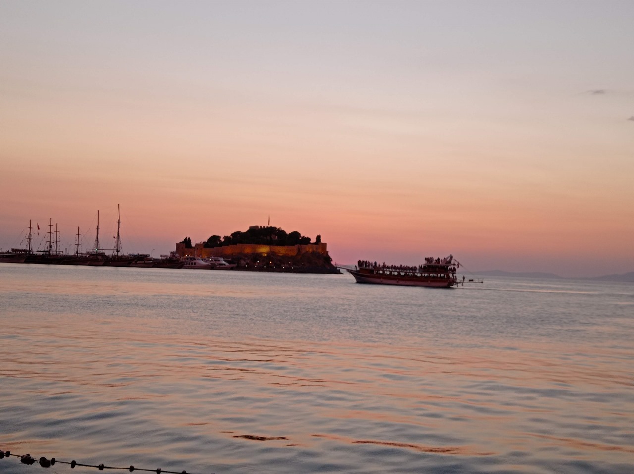 Живописный полнодневный тур на лодке из Кушадасы с обедом 