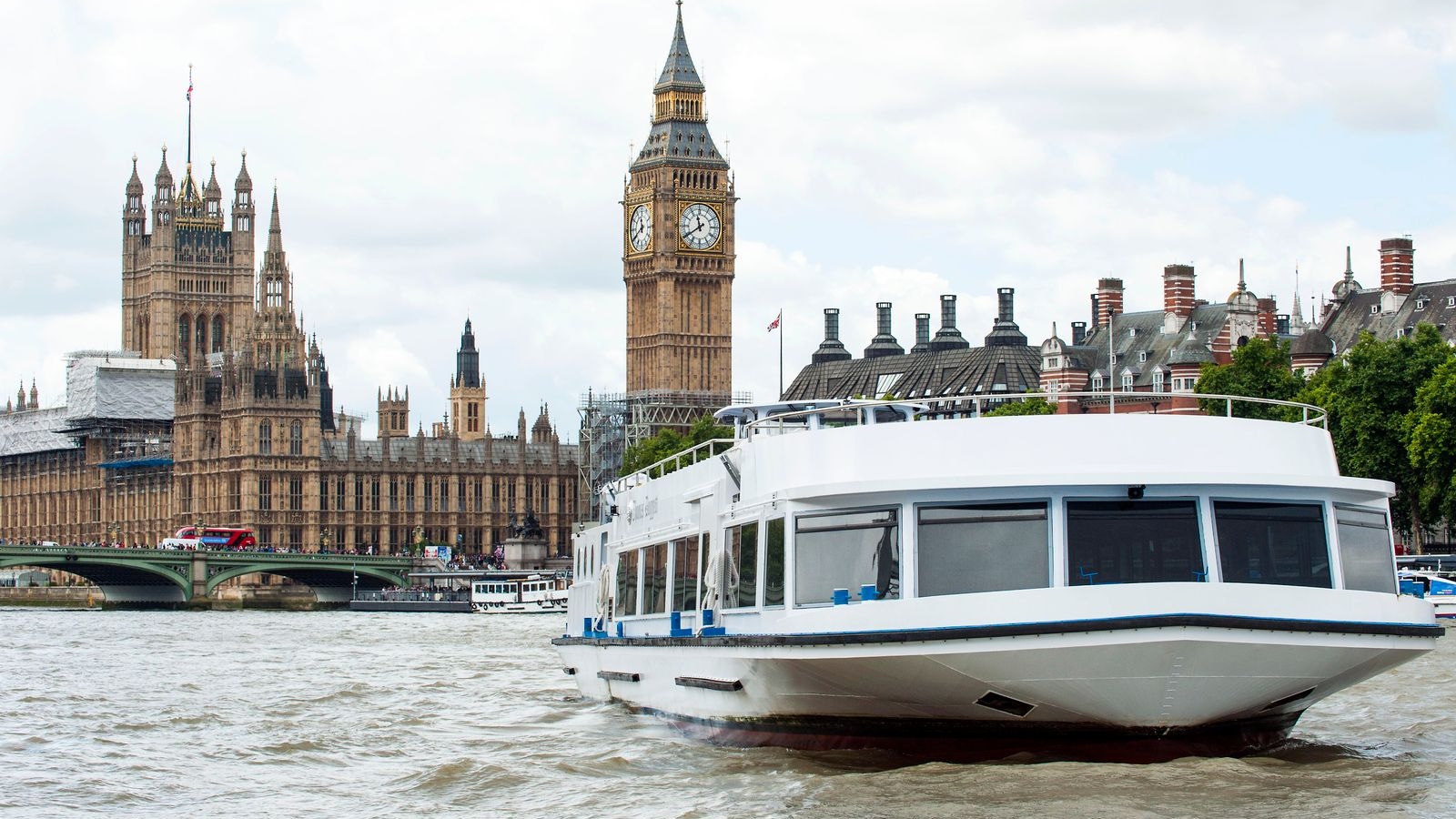 登上 Thomas Doggett 遊輪，欣賞現場音樂和舞蹈慶祝新年前夕