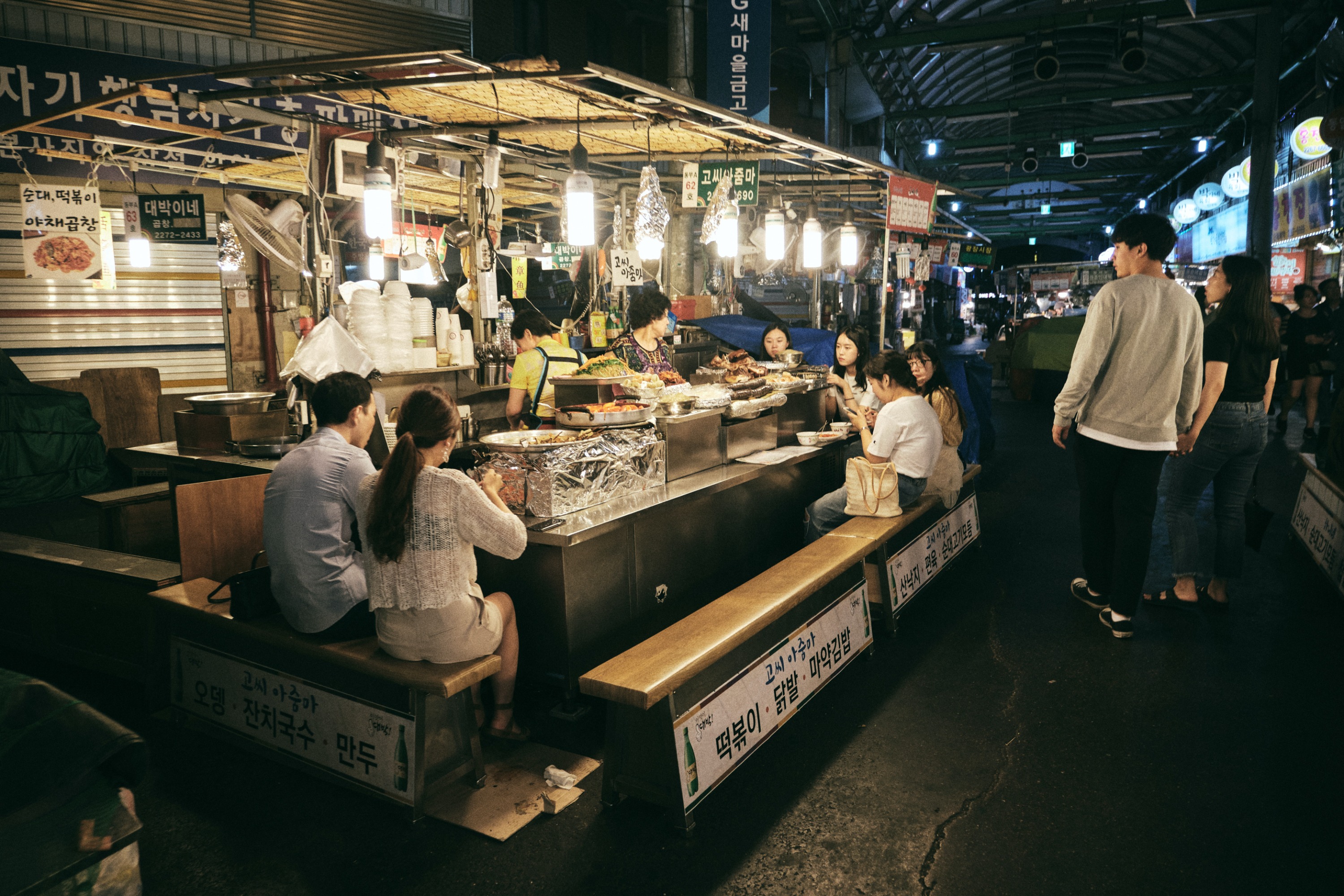 Seoul: Palace, Temple and Market Guided Foodie Tour at Night