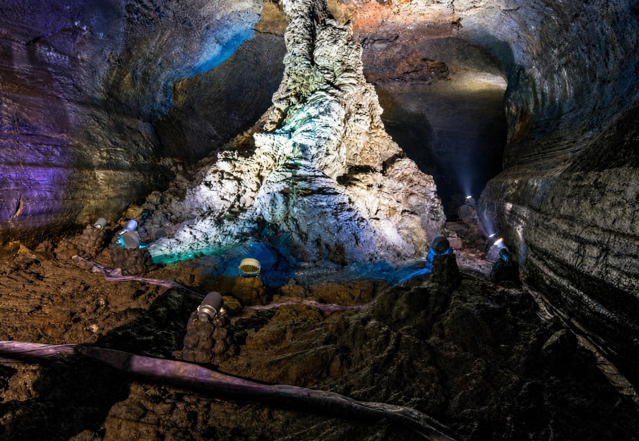 造訪濟州島的萬丈窟，這座聯合國教科文組織列為世界遺產的熔岩洞穴。漫步於世界最長的熔岩洞穴之一，欣賞其獨特的岩層，享受一趟涼爽輕鬆的旅程，深入探索濟州島的火山地質遺產。
