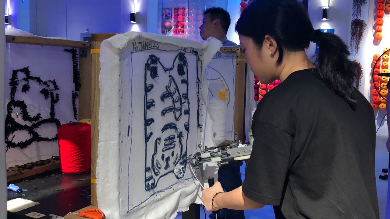 無論您是藝術家還是初學者，簇絨地毯都能讓您將想法變成令人驚歎的東西。離開時，您將擁有一張獨一無二的專屬地毯！