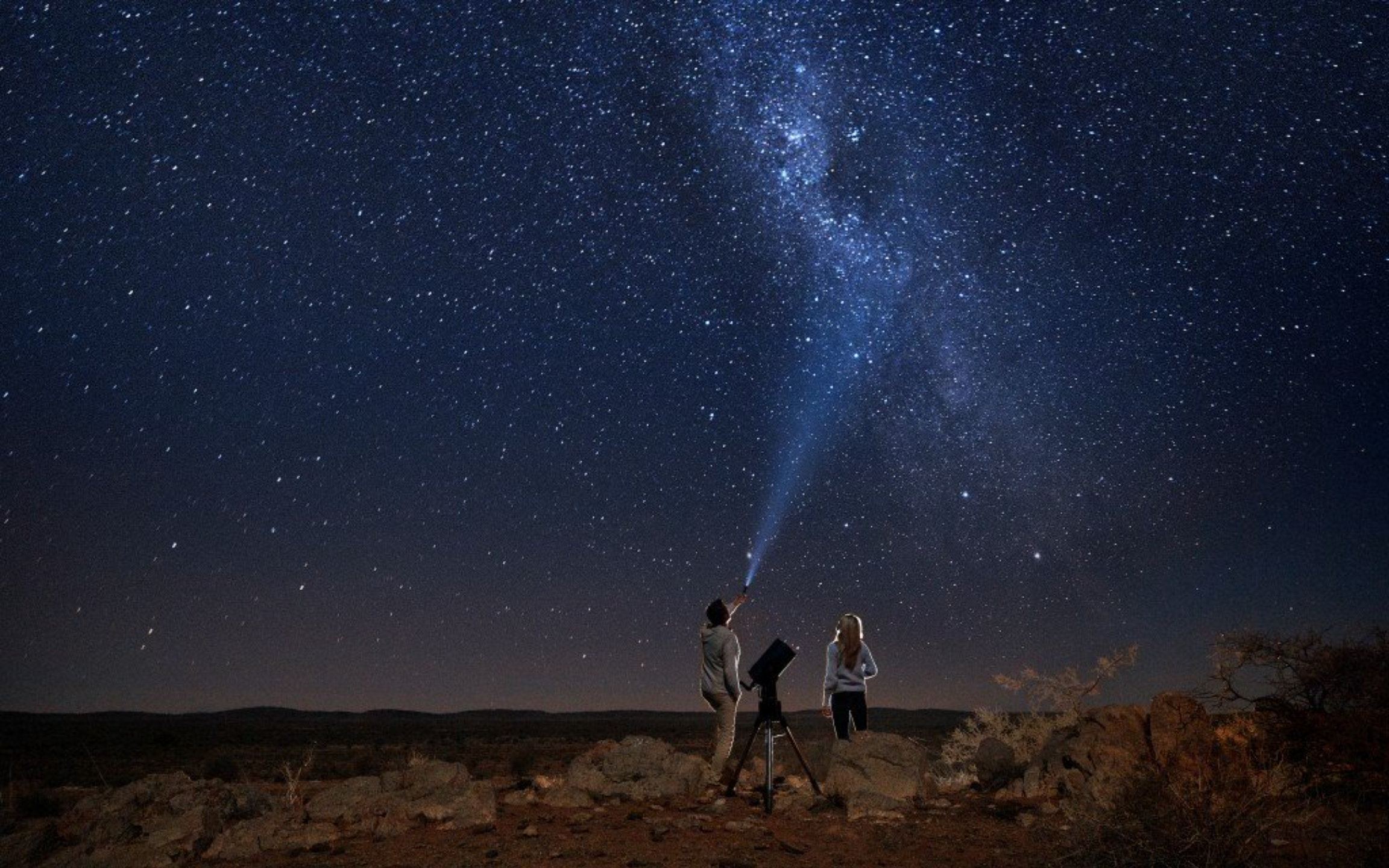 在寧靜的藍色夜空下,盡享無數閃爍星辰點綴的靜謐體驗。 在寧靜的藍色夜空下,盡享無數閃爍星辰點綴的靜謐體驗。