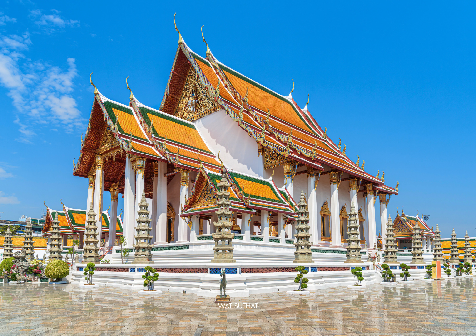 วัดอินทรวิหาร (Wat Intharawihan) 最引人注目的特色，莫過於高達32公尺的巨大立佛像，景象相當壯觀。您也可以拾階而上，登上佛像頂端