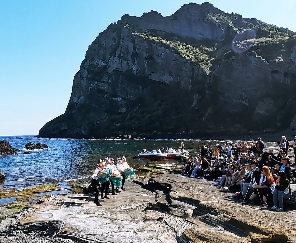 「海女現場表演：Uman 潛水員演出」以濟州島美麗的海洋為背景，讓您近距離體驗島上數百年歷史的潛水文化，感受無比愉悅。