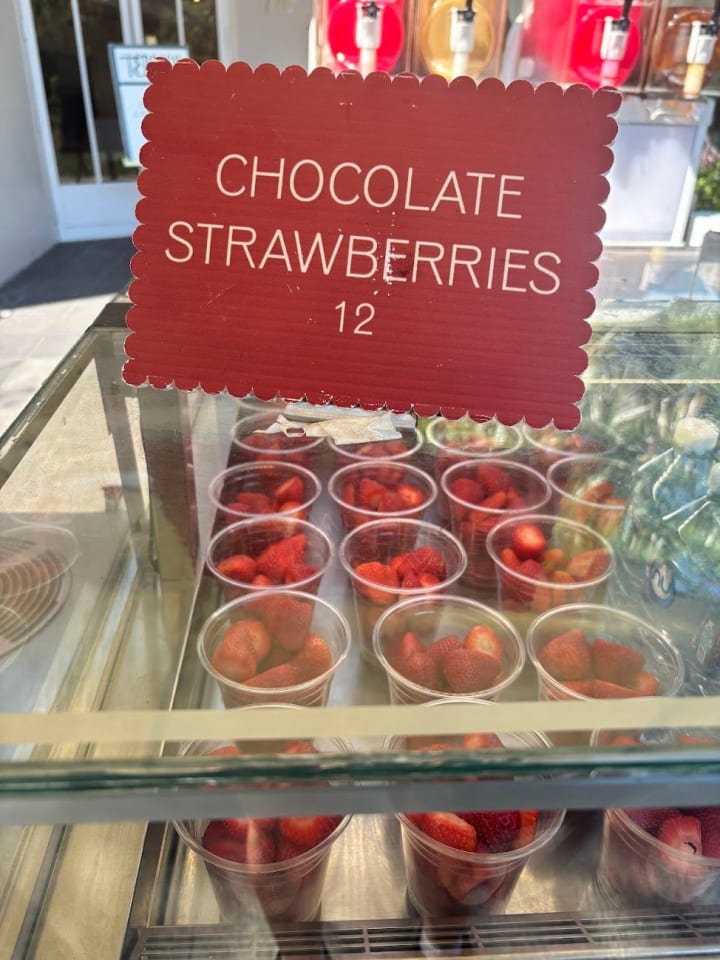 在維多利亞市場品嚐新鮮的巧克力草莓