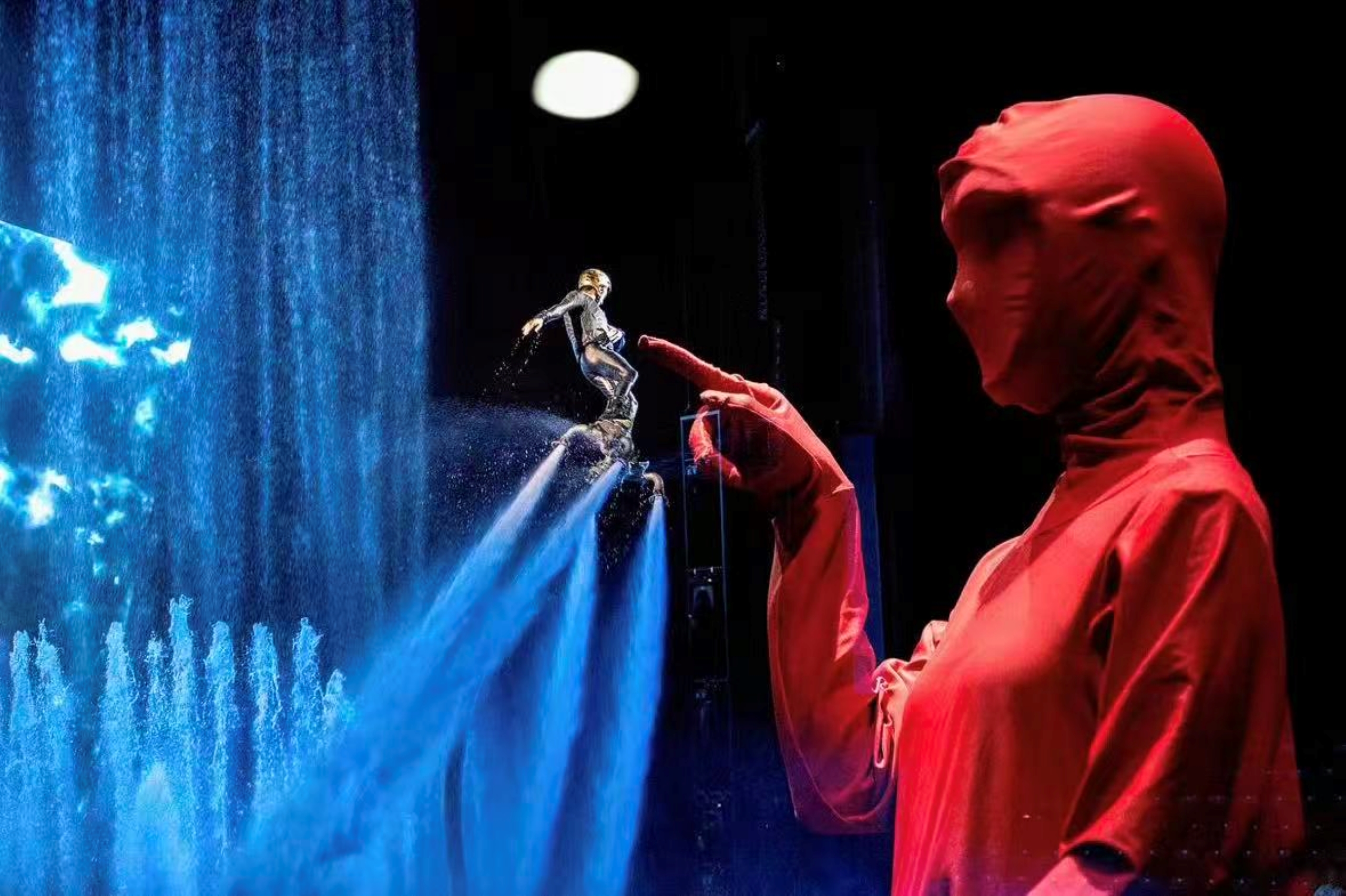 它徹底打破了傳統演出的品類壁壘,將雜技的驚險刺激、舞臺劇的敘事張力、高空跳水的極限激情與水上芭蕾的優雅靈動無縫銜接 它徹底打破了傳統演出的品類壁壘,將雜技的驚險刺激、舞臺劇的敘事張力、高空跳水的極限激情與水上芭蕾的優雅靈動無縫銜接