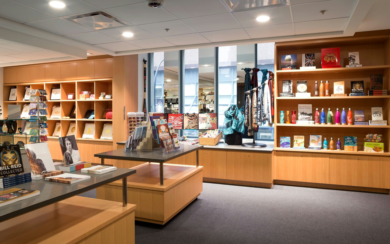 在我們的藝廊商店中，尋找受原住民藝術家啟發的完美珍寶。