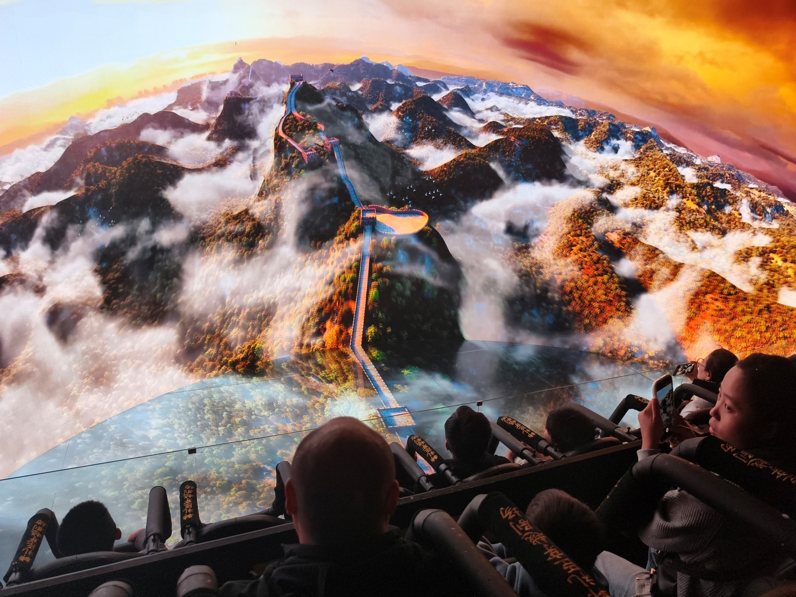 這種“以景載文”的方式,讓上海不再只是冰冷的建築集群,而是有歷史、有故事的生命體 這種“以景載文”的方式,讓上海不再只是冰冷的建築集群,而是有歷史、有故事的生命體