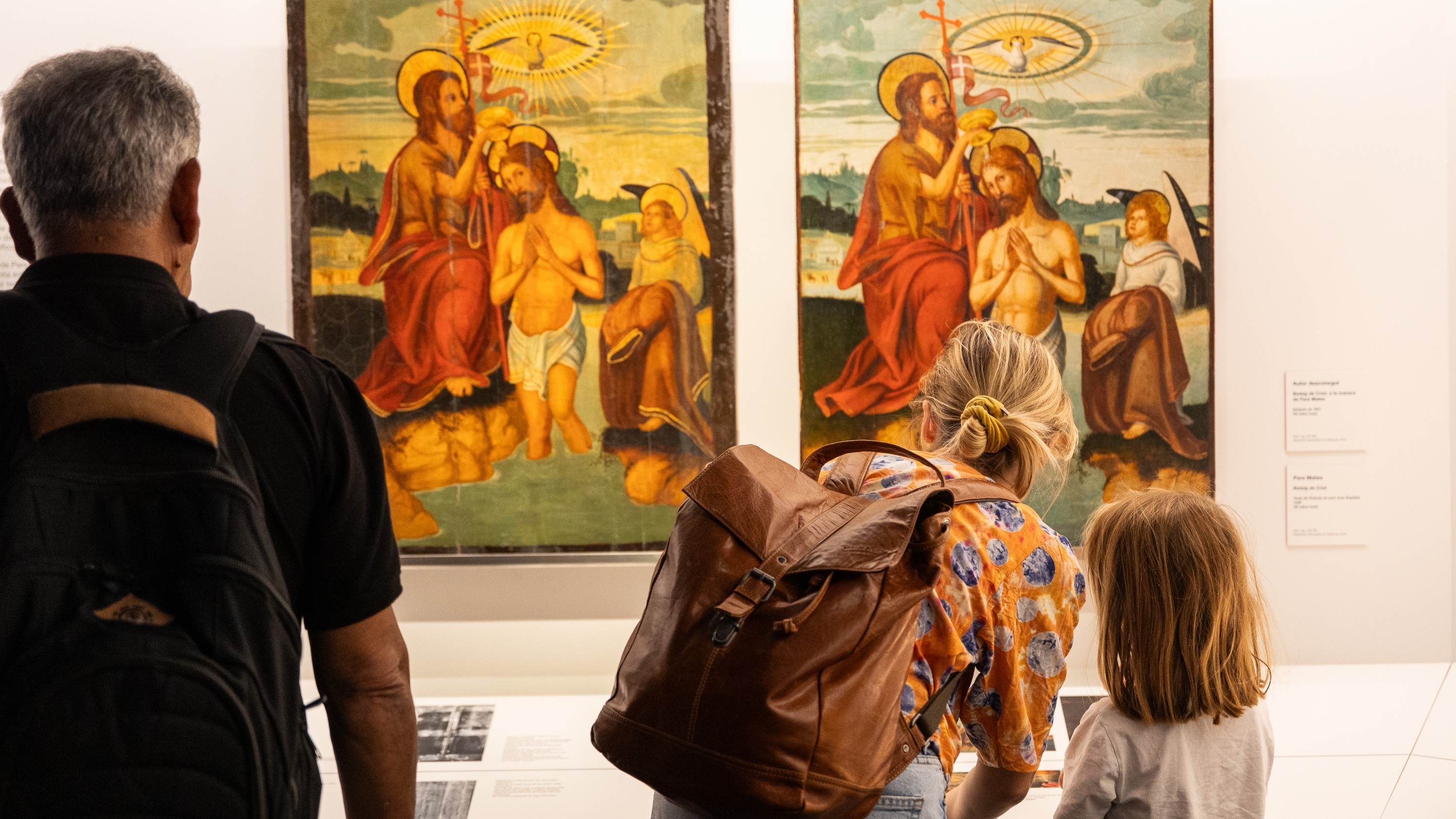 精緻的筆觸照亮了一座中世紀的祭壇,色彩鮮豔,充滿了宗教象徵意義 精緻的筆觸照亮了一座中世紀的祭壇,色彩鮮豔,充滿了宗教象徵意義