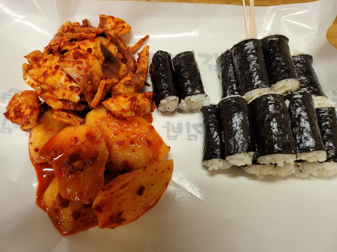 遊客可以盡情品嚐各式當地美食,包含統營著名的蜂蜜麵包和忠武飯捲,同時沉浸在這座海濱城市的道地氛圍中。 遊客可以盡情品嚐各式當地美食,包含統營著名的蜂蜜麵包和忠武飯捲,同時沉浸在這座海濱城市的道地氛圍中。