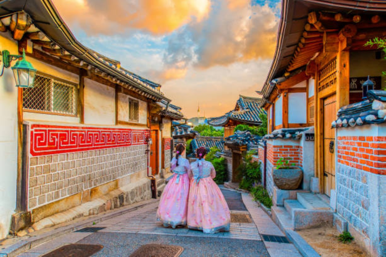 A historic village with traditional Korean hanok houses, showing Korea’s unique architectural heritage.
Its scenic alleys are popular Korean drama filming locations, loved for their timeless atmosphere.
