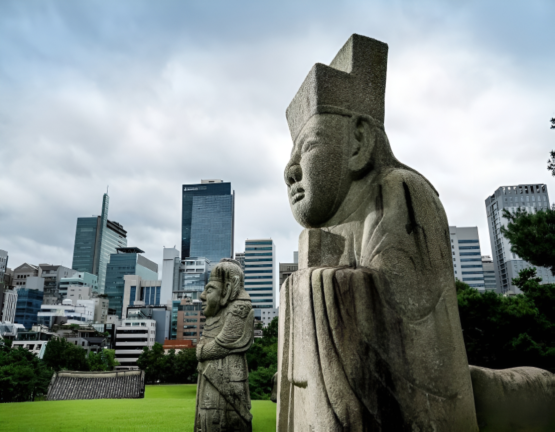數百年來,文官石像守護著陵墓。背景中的現代建築象徵著我們行程的「時空穿越」主題。 數百年來,文官石像守護著陵墓。背景中的現代建築象徵著我們行程的「時空穿越」主題。