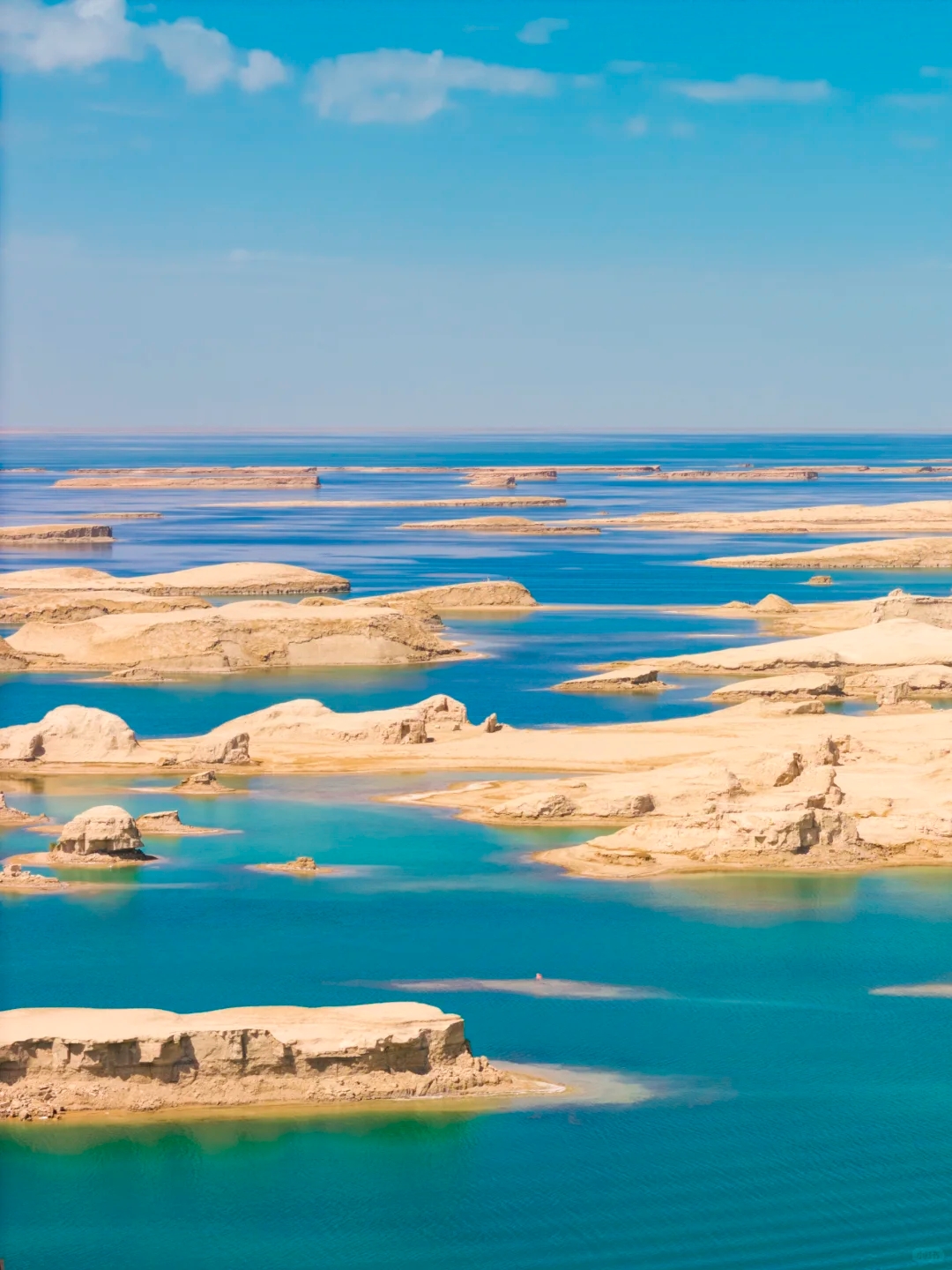 午飯過後,下午兩點將到達【水上雅丹】。全世界獨一無二的神奇景觀,景區內有遊船、沙漠越野摩托、駱駝等自費項目,可自由選擇。景區地處戈壁灘腹地,百里內荒蕪人煙,建議提前準備一些水和零食。 午飯過後,下午兩點將到達【水上雅丹】。全世界獨一無二的神奇景觀,景區內有遊船、沙漠越野摩托、駱駝等自費項目,可自由選擇。景區地處戈壁灘腹地,百里內荒蕪人煙,建議提前準備一些水和零食。