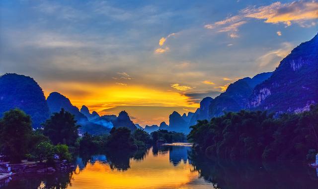 十里畫廊:十里畫廊並非封閉的景區,而是陽朔城南一段風景極佳的公路及其沿線區域。最佳遊覽方式是租一輛電動車或自行車,隨心所欲地慢行,沿途欣賞詩畫般的喀斯特地貌、田園村落,真正融入這片天地構成的巨大畫廊之中。 十里畫廊:十里畫廊並非封閉的景區,而是陽朔城南一段風景極佳的公路及其沿線區域。最佳遊覽方式是租一輛電動車或自行車,隨心所欲地慢行,沿途欣賞詩畫般的喀斯特地貌、田園村落,真正融入這片天地構成的巨大畫廊之中。