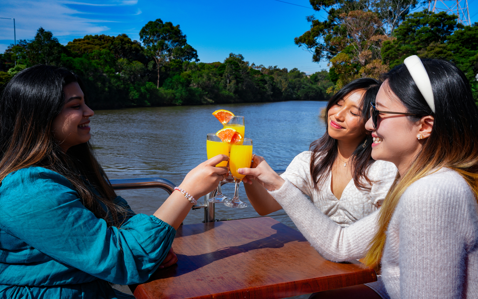 在墨爾本遊船上享用無限暢飲和美味早午餐，同時飽覽令人驚嘆的海濱風光