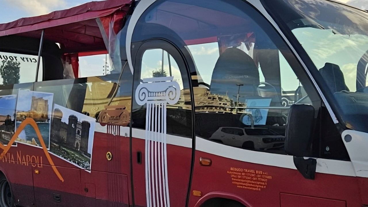 Naples hop-on hop-off bus by Tramvia Napoli