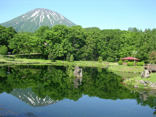 【北海道 | 登別洞爺湖二世谷一日遊】小富士羊蹄山&高橋牧場&洞爺湖&登別地獄谷&熊牧場&京極名水公園&冬季支笏湖冰濤祭一日遊｜札幌出發