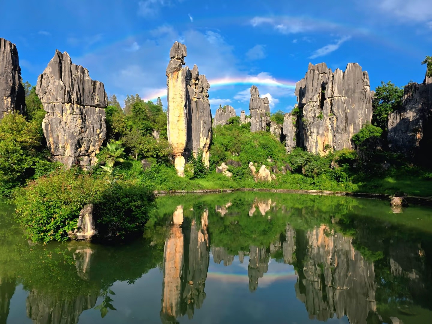 石林阿詩瑪是流傳於雲南石林彝族撒尼人的國家級非遺敘事長詩中的堅毅美麗少女形象，同時也是小石林玉鳥池畔其傳說中所化的標誌性石峰