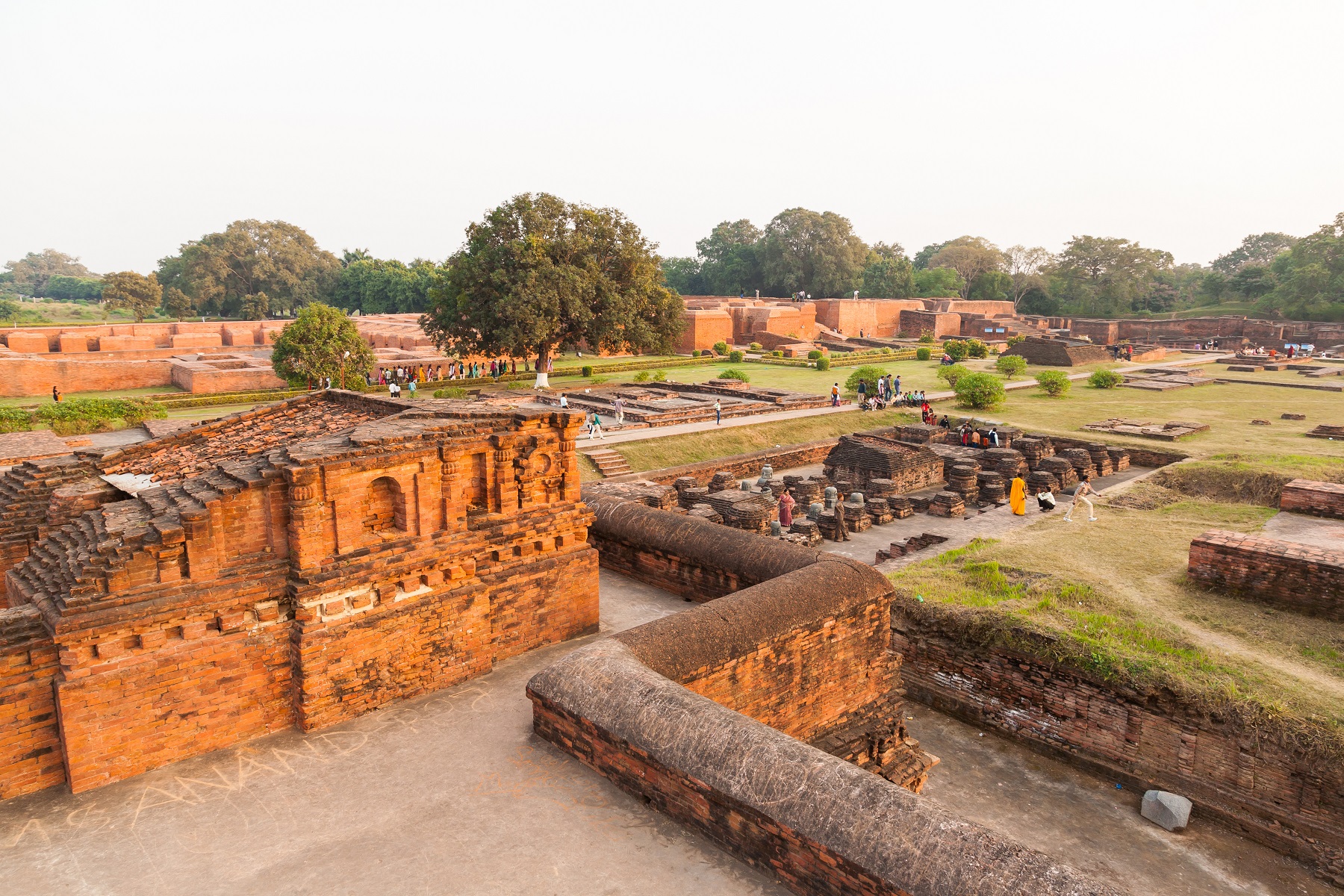 Many people to visit a place that is important Buddhist Nalanda University. As the world_s first university to priests.