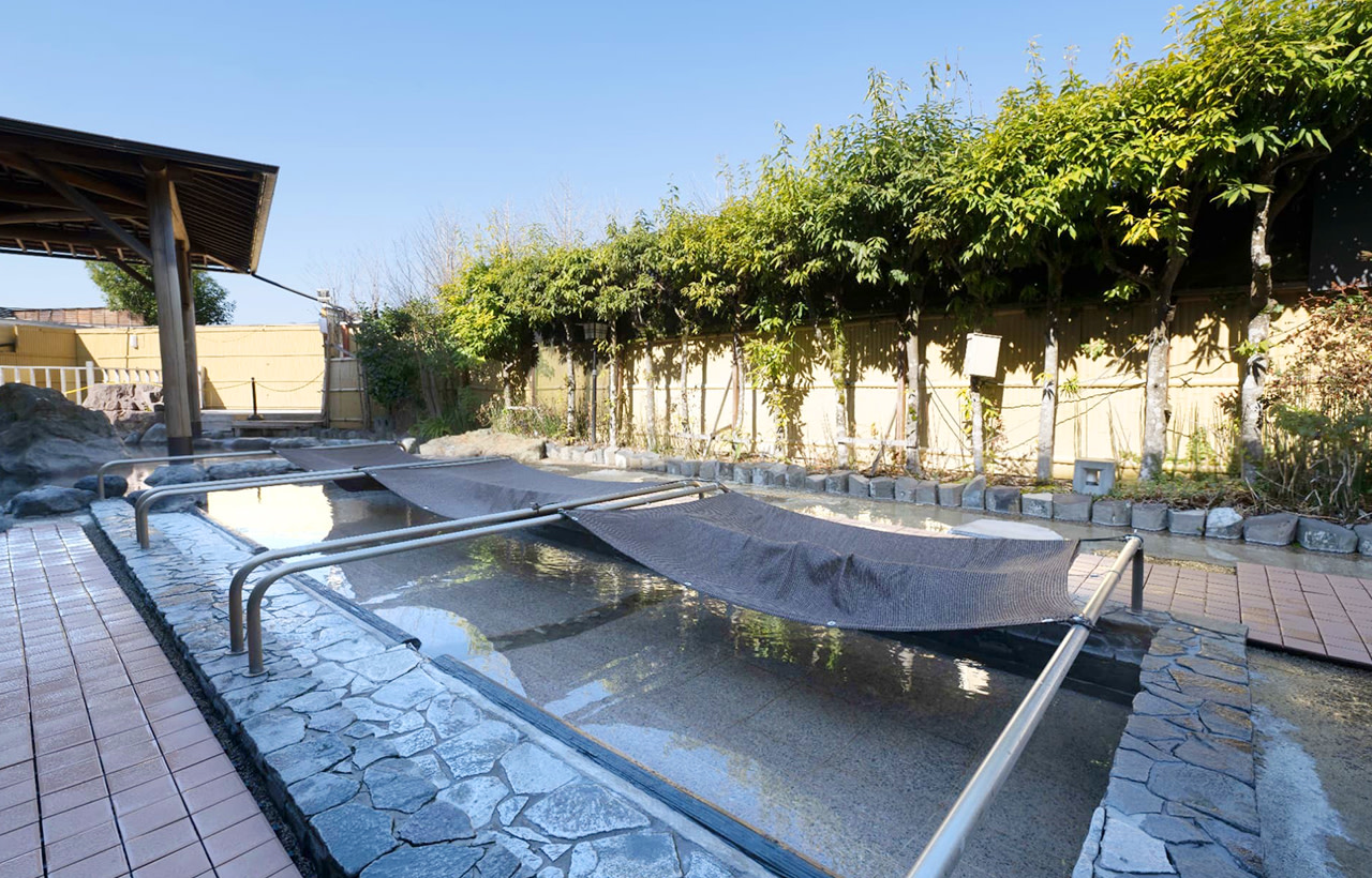 館內設有多種溫泉浴池，包括寬敞的室內大浴場、露天溫泉、碳酸泉、按摩浴池以及三溫暖等，遊客可以在不同的溫泉池中體驗各具特色的泡湯樂趣。露天溫泉環境安靜舒適，在泡湯的同時還能感受四季變化的自然氛圍，是旅途中放鬆身心的理想場所。