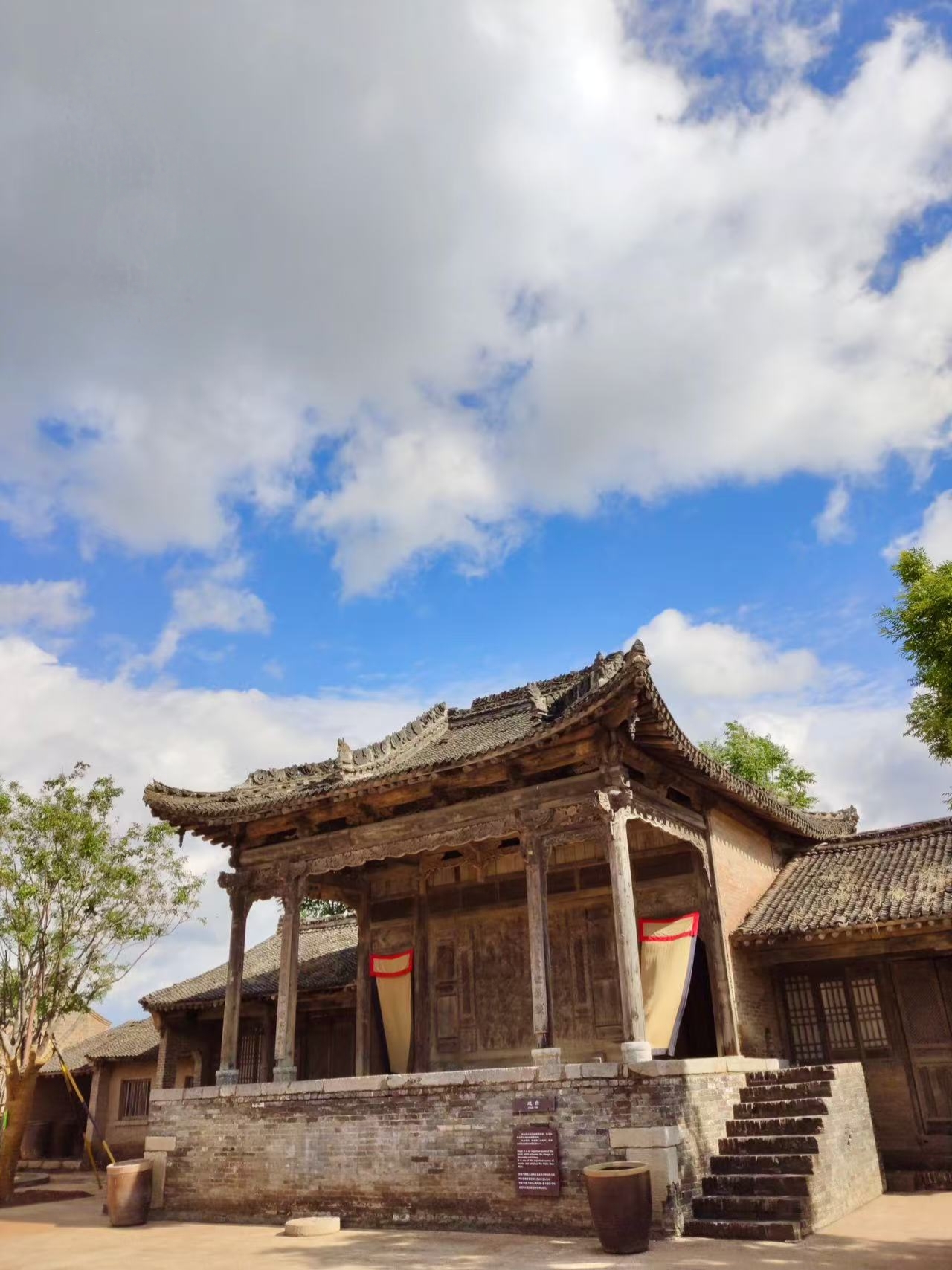 古舊戲臺建築,木質結構、雕花細節留存歲月痕跡,臺階、陳設還原傳統風貌,藍天背景下,傳遞出關中地區傳統民俗活動場所的歷史厚重感 古舊戲臺建築,木質結構、雕花細節留存歲月痕跡,臺階、陳設還原傳統風貌,藍天背景下,傳遞出關中地區傳統民俗活動場所的歷史厚重感