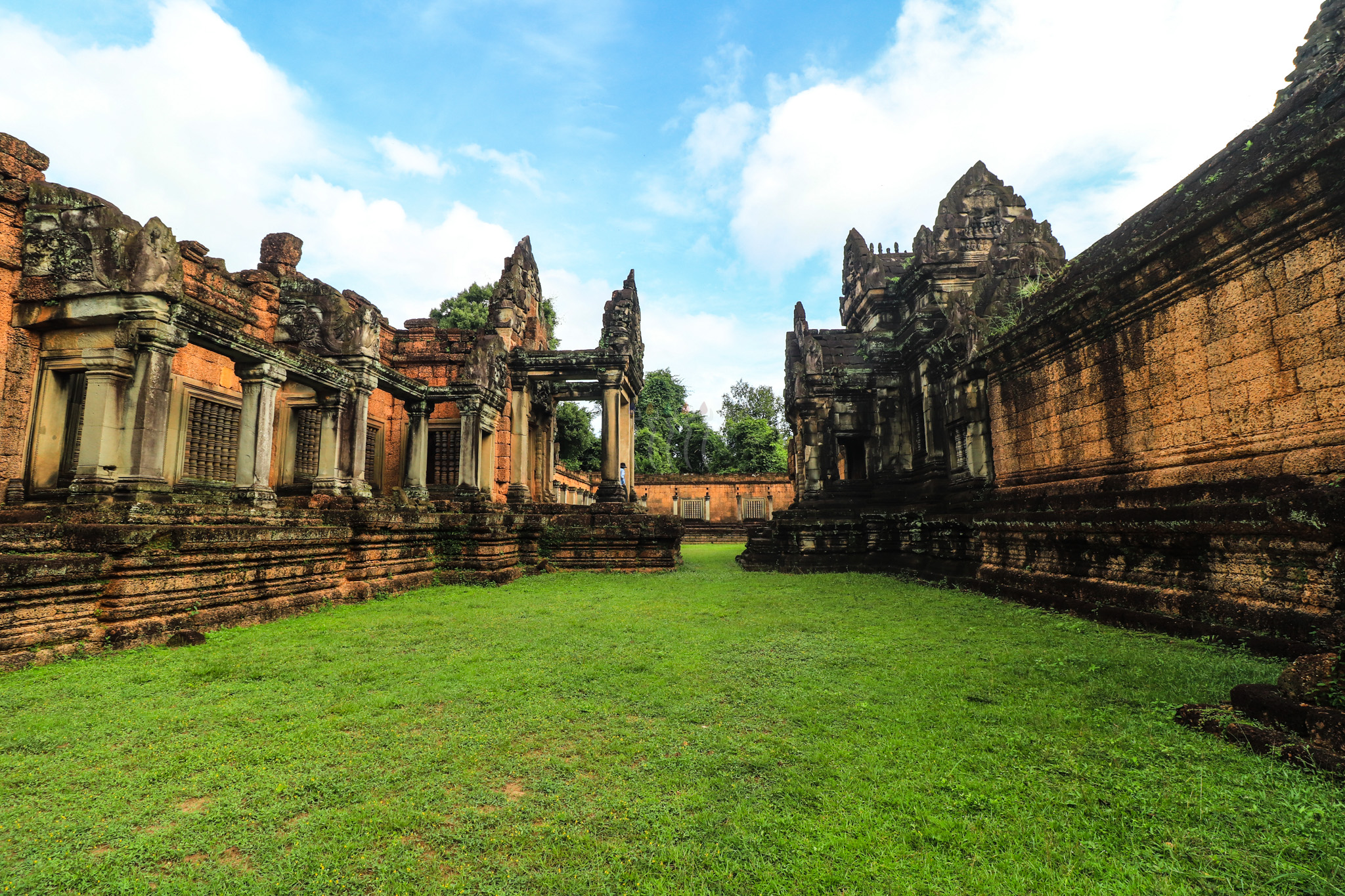 崩密列（Beng Mealea Temple）、女王宮（Banteay Srei Temple）和班提薩莫寺（Banreay Samre Temple）