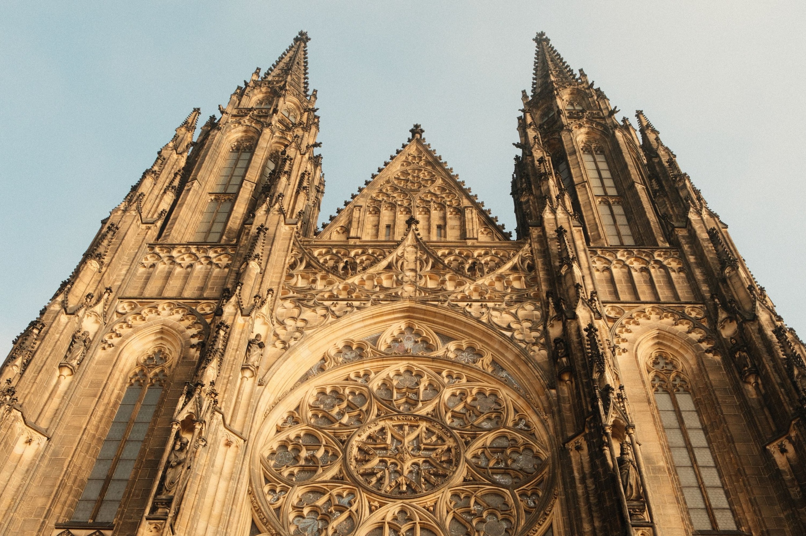 走進聖喬治大教堂（St. George’s Basilica），欣賞古老的建築和寧靜的神聖空間。