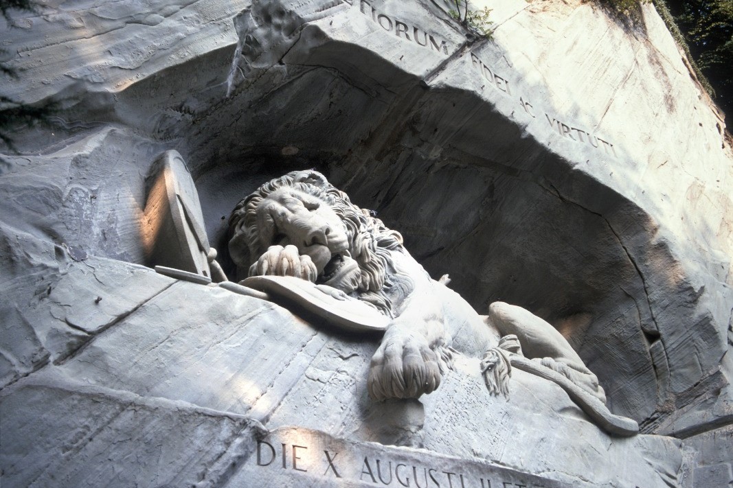 前往琉森參觀著名的獅子紀念碑。 前往琉森參觀著名的獅子紀念碑。