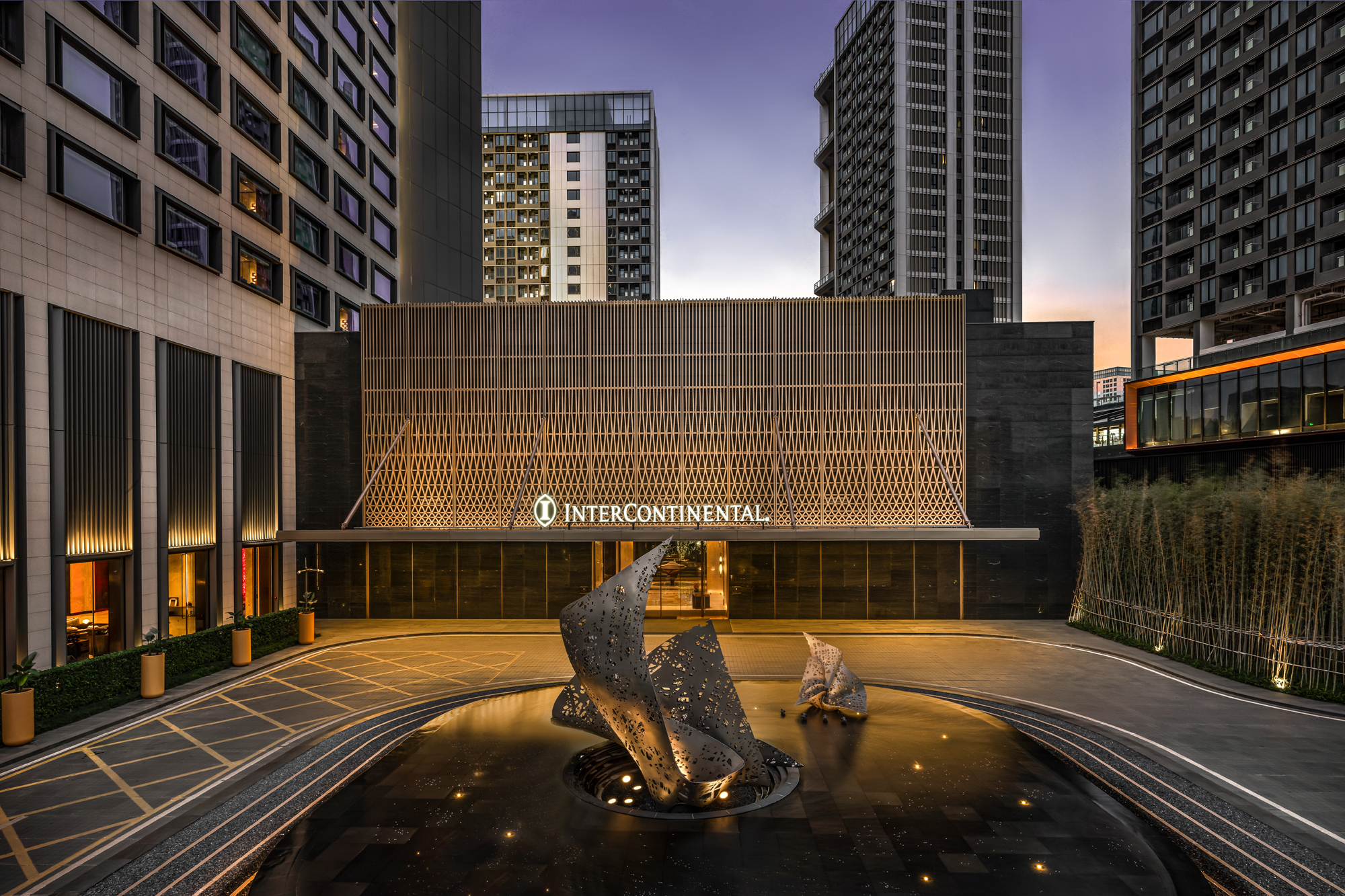 InterContinental Shenzhen World Exhibition & Convention Center is located in the Shenzhen West Convention & Exhibition City, adjacent to the exhibition hall. It is an international luxury brand hotel tailored for the world-class convention and exhibition 