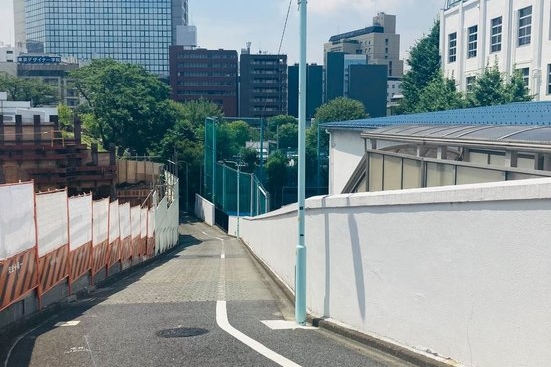 不妨看看在前往青年公寓途中，令人印象深刻的坡道景色！