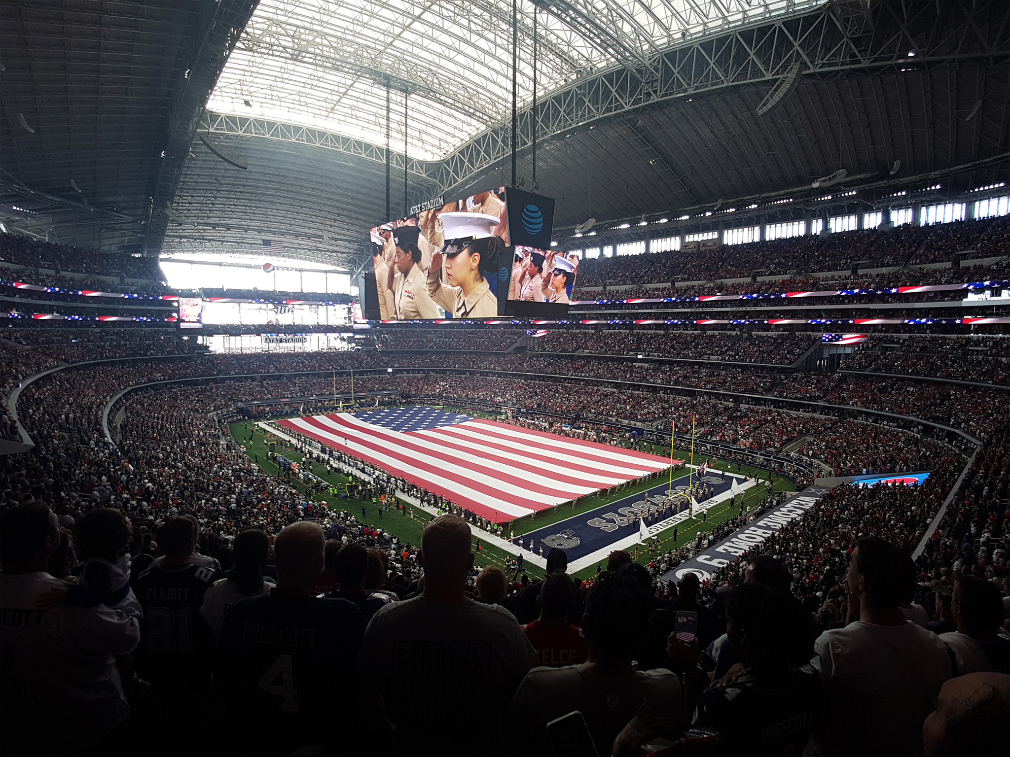 Футбольный матч Dallas Cowboys на стадионе AT&T